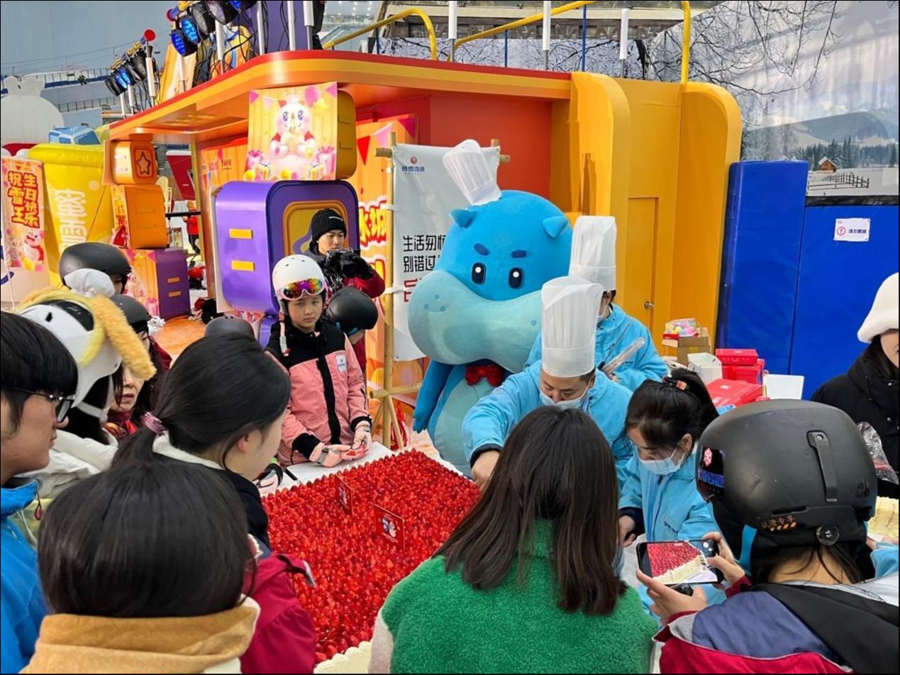 雪王生日会现场惊现超大草莓盒子蛋糕；图片来源：盒马鲜生