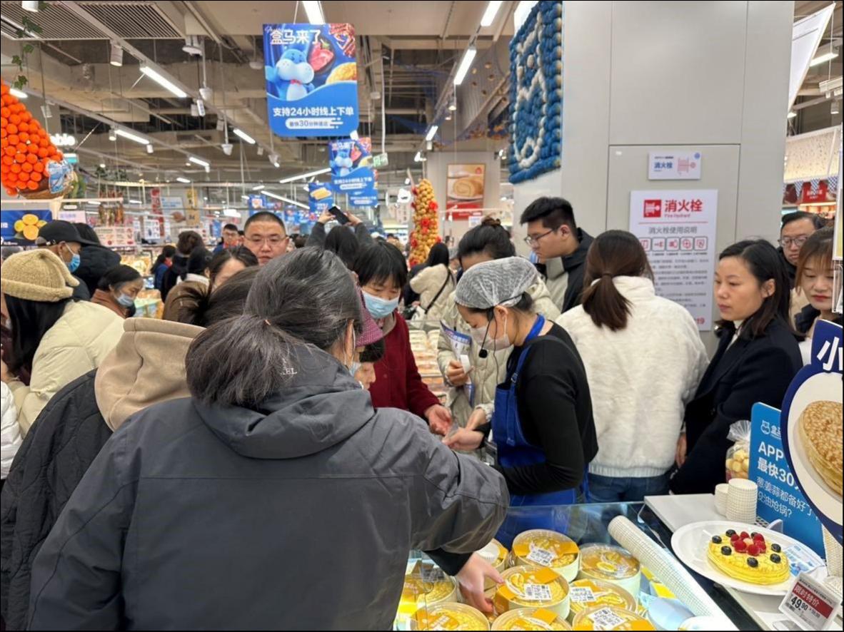 盒马东营首店开业当天，烘焙区成人气担当；图片来源：盒马鲜生