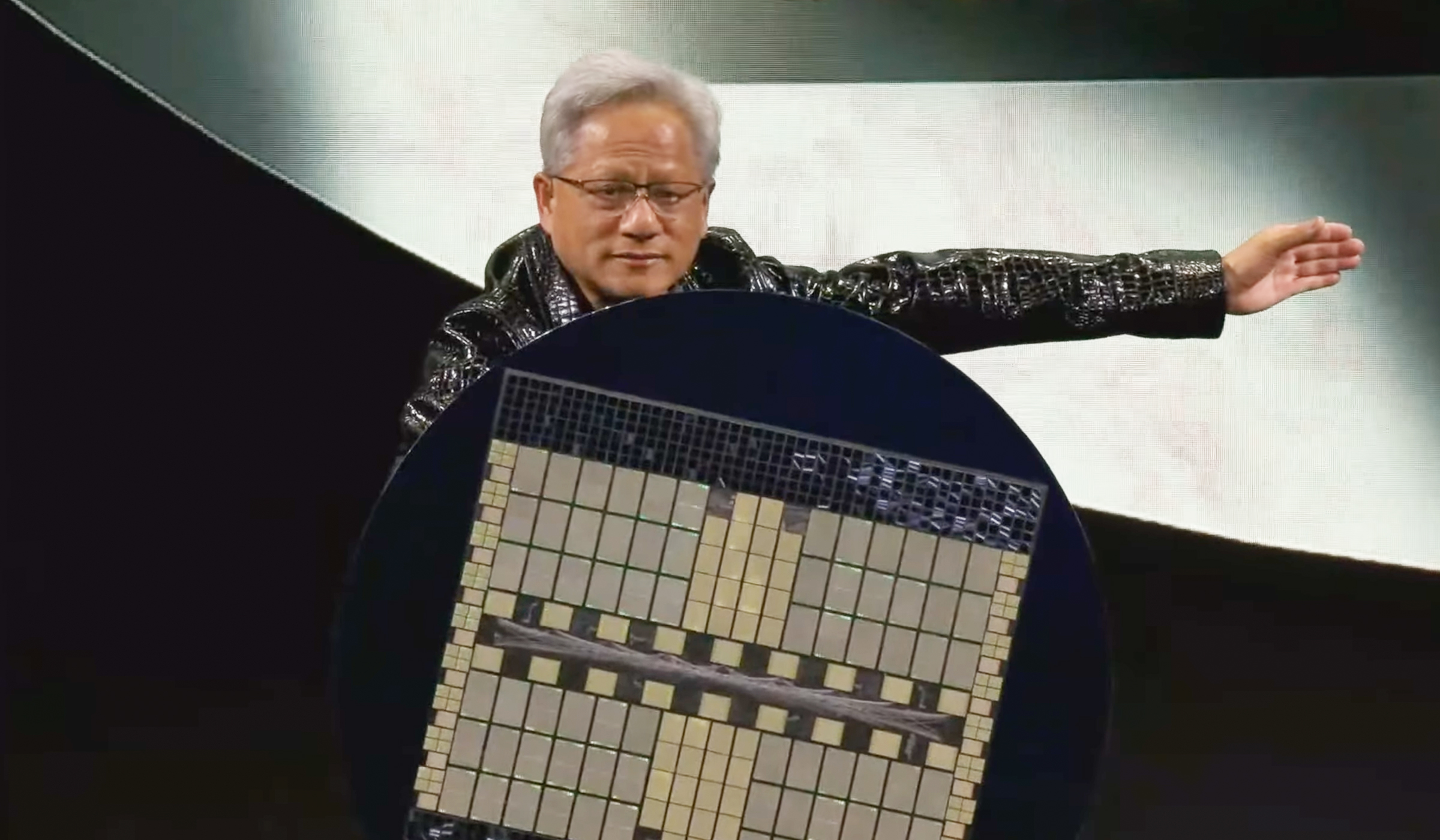 售价1.47万的AI“核弹”炸场！黄仁勋证明英伟达没被“干翻”，终极目标物理AI世界｜钛媒体AGI