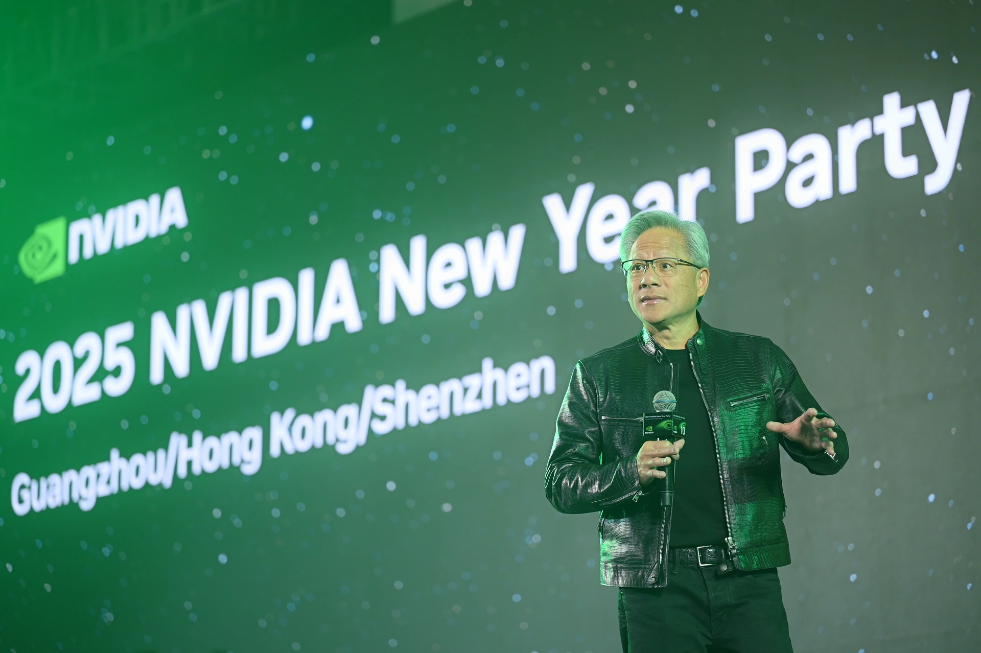 黄仁勋现场抽4万元现金红包给英伟达中国员工，并确认将与日月光SPIL合作开发AI芯片｜硅基世界