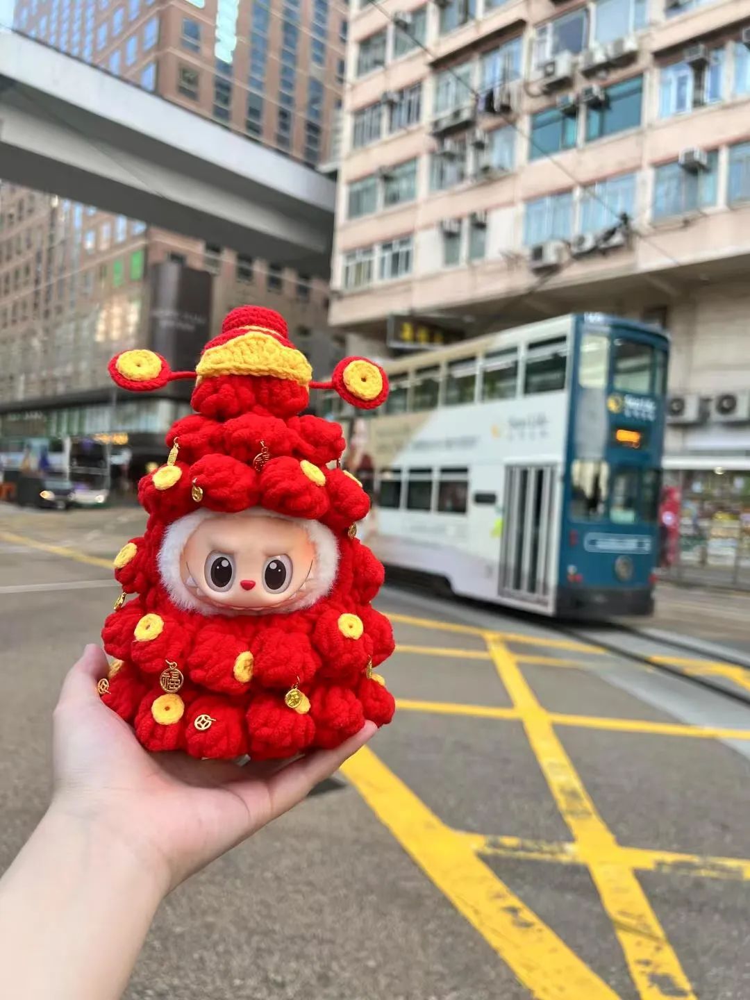 高价玩偶新年服，收割“轻断亲”的打工人