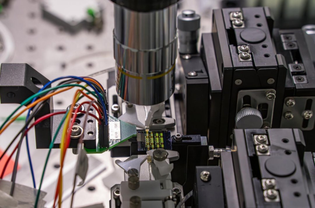 Boson Quantum's self-developed photonic quantum computing chip