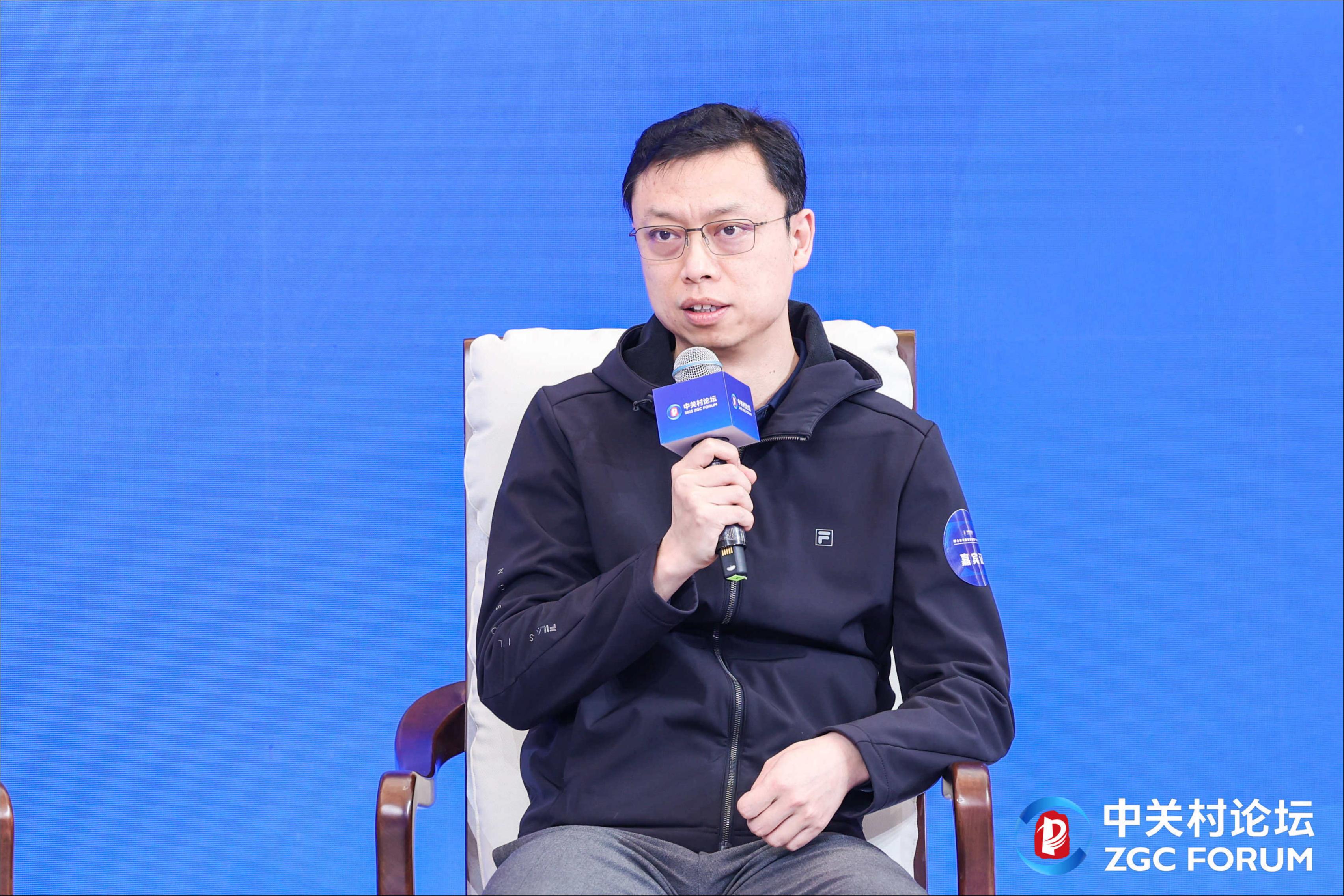 对话智谱CEO张鹏：开源不等于真的免费，我们还在做预训练大模型｜钛媒体AGI