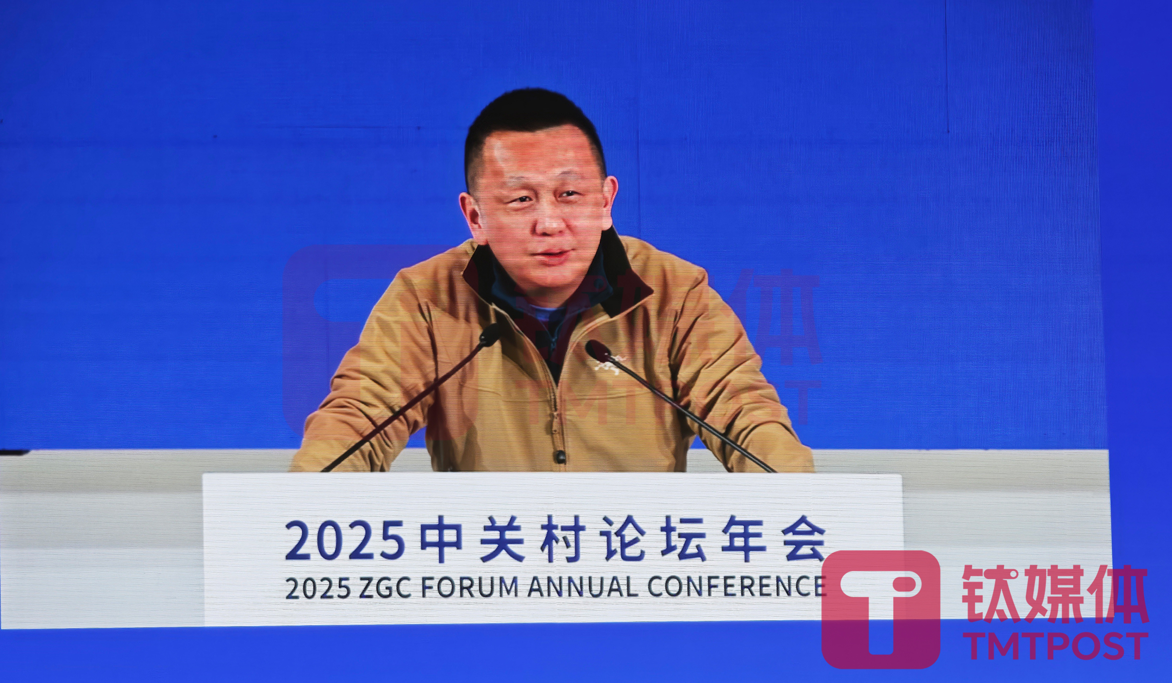 争议之下，朱啸虎现身再放炮：所有AI应用都是套壳，创业公司别浪费钱训练底层模型｜钛媒体AGI