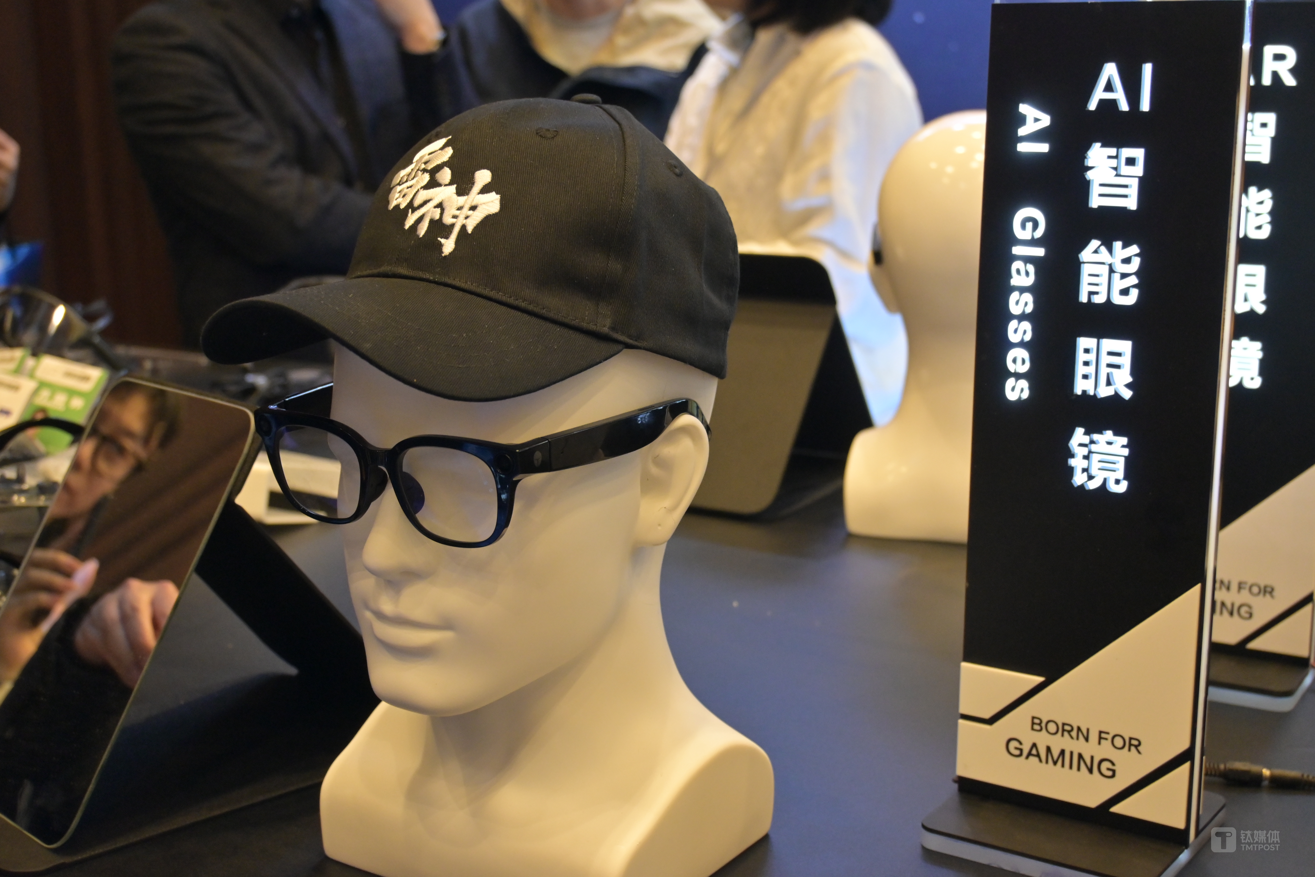雷神发布首款AI智能眼镜，游戏本同步接入AI功能 | 科技前线