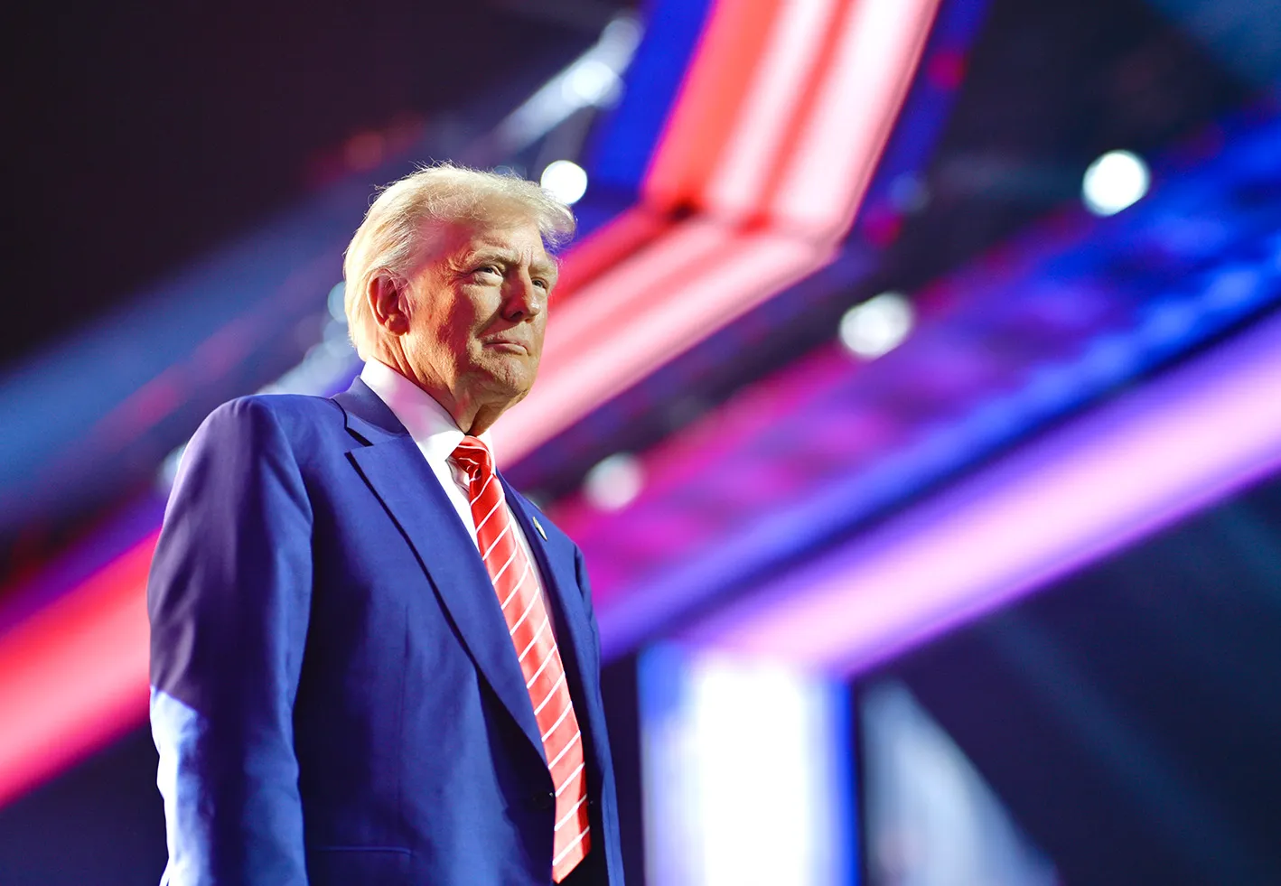 美国关税政策再反转：芯片、手机等产品将单独征税，特朗普称周一见｜硅基世界