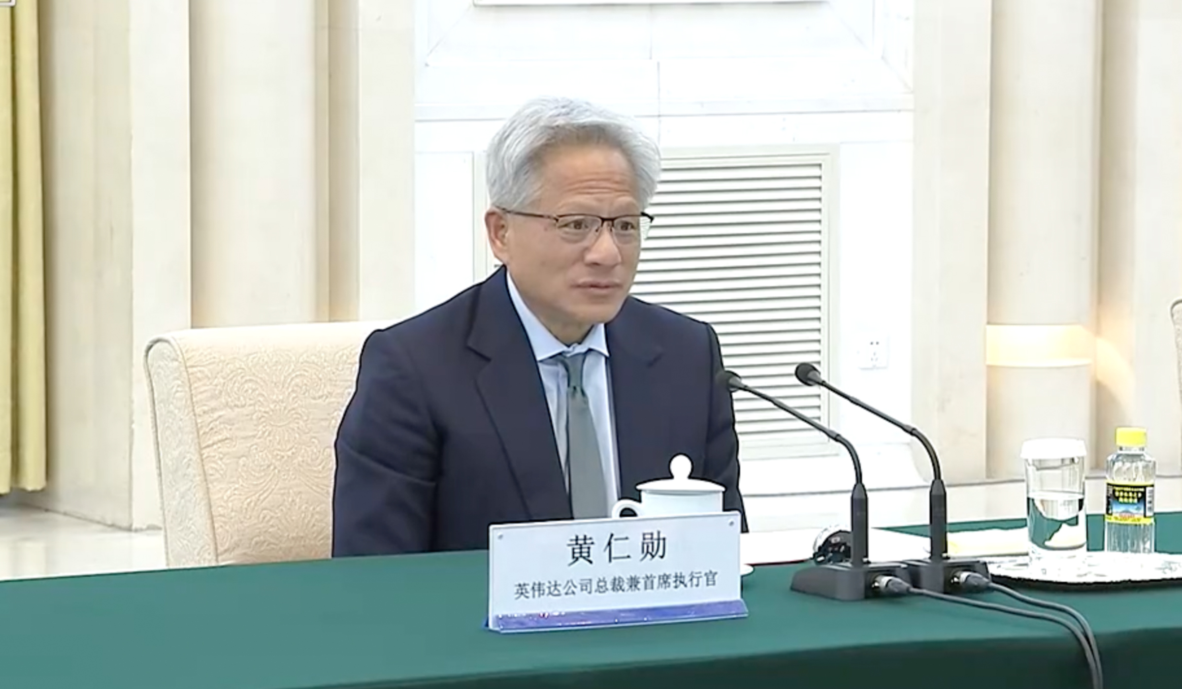 市值暴降超6万亿！英伟达从明星变“梦魇”，黄仁勋不愿当中美关税战的“棋子”｜钛媒体AGI