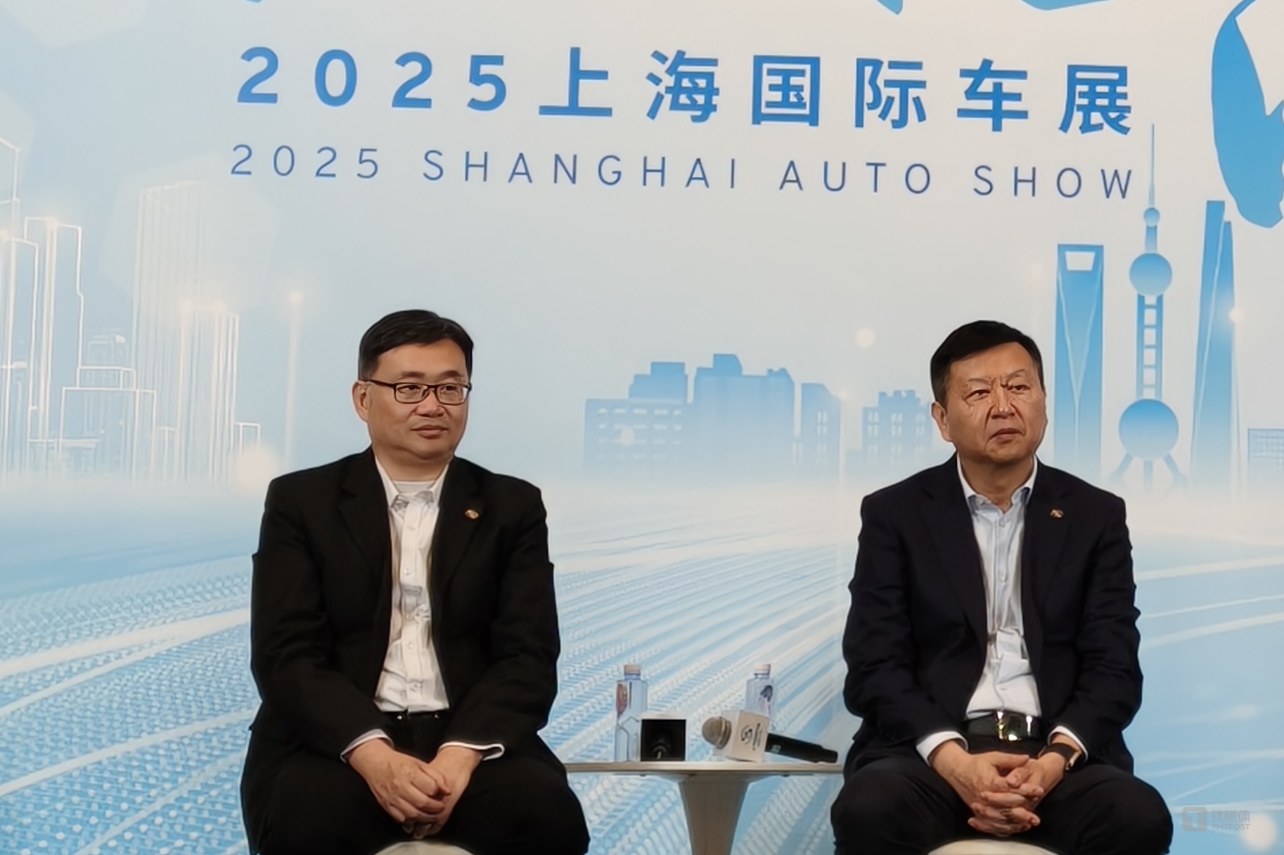 上汽通用汽车泛亚汽车技术中心执行副总经理曾瑜（右）与上汽通用汽车总经理卢晓（右）