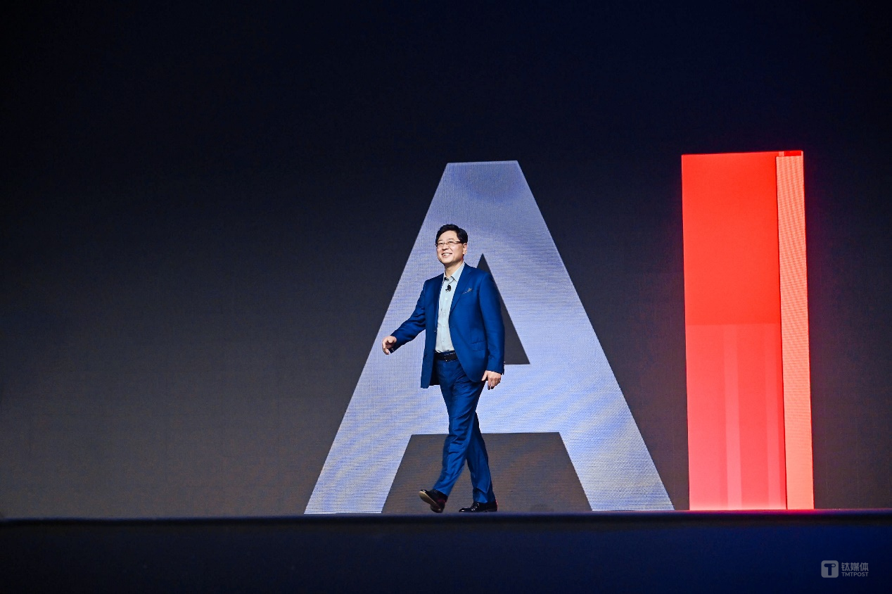 超级智能体加速AI普惠，杨元庆称不必担忧AI取代人类