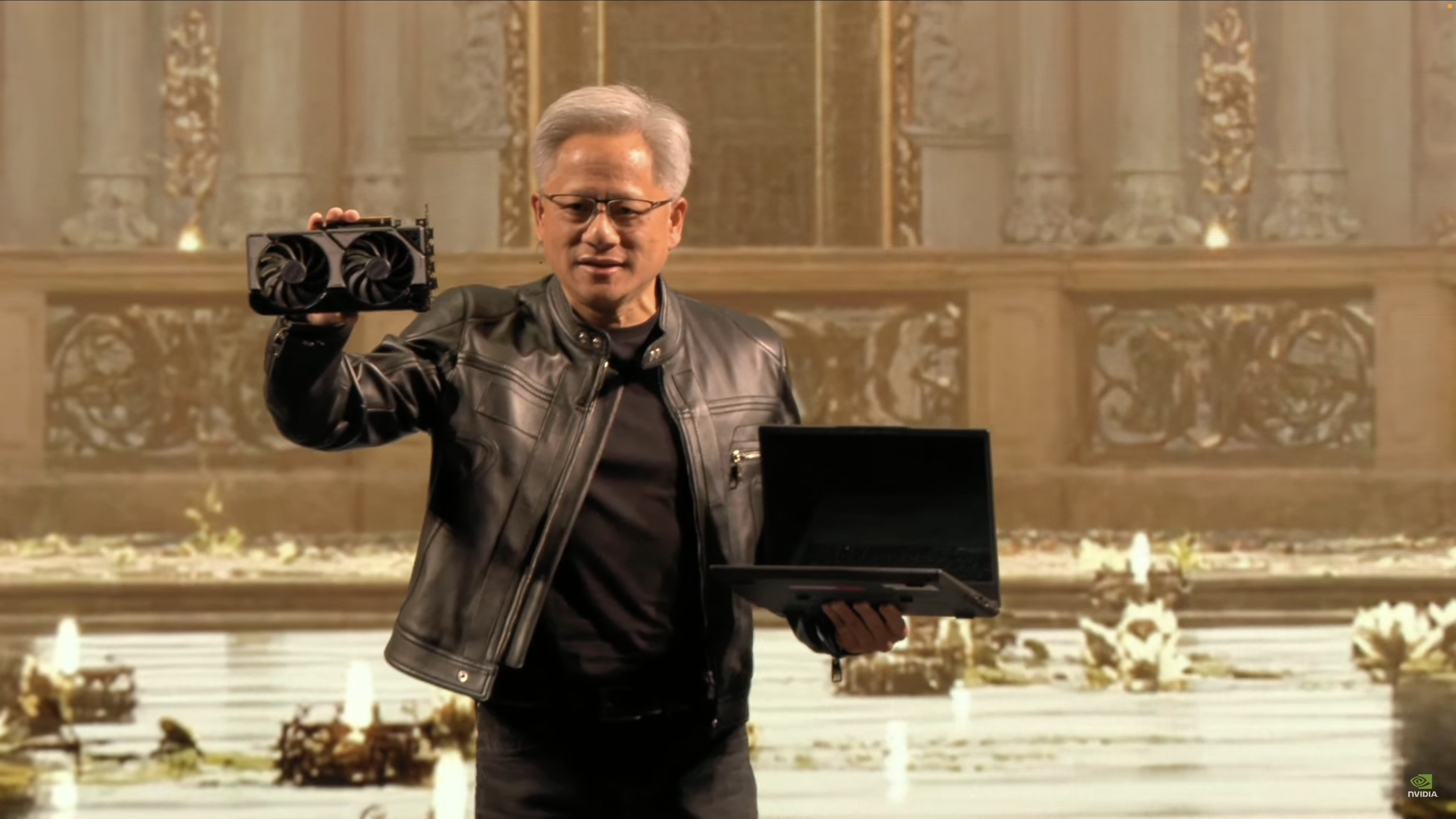 “核弹”级升级！英伟达最强GB300 AI工厂性能提升5000%，黄仁勋：AI算力每10年提高100万倍