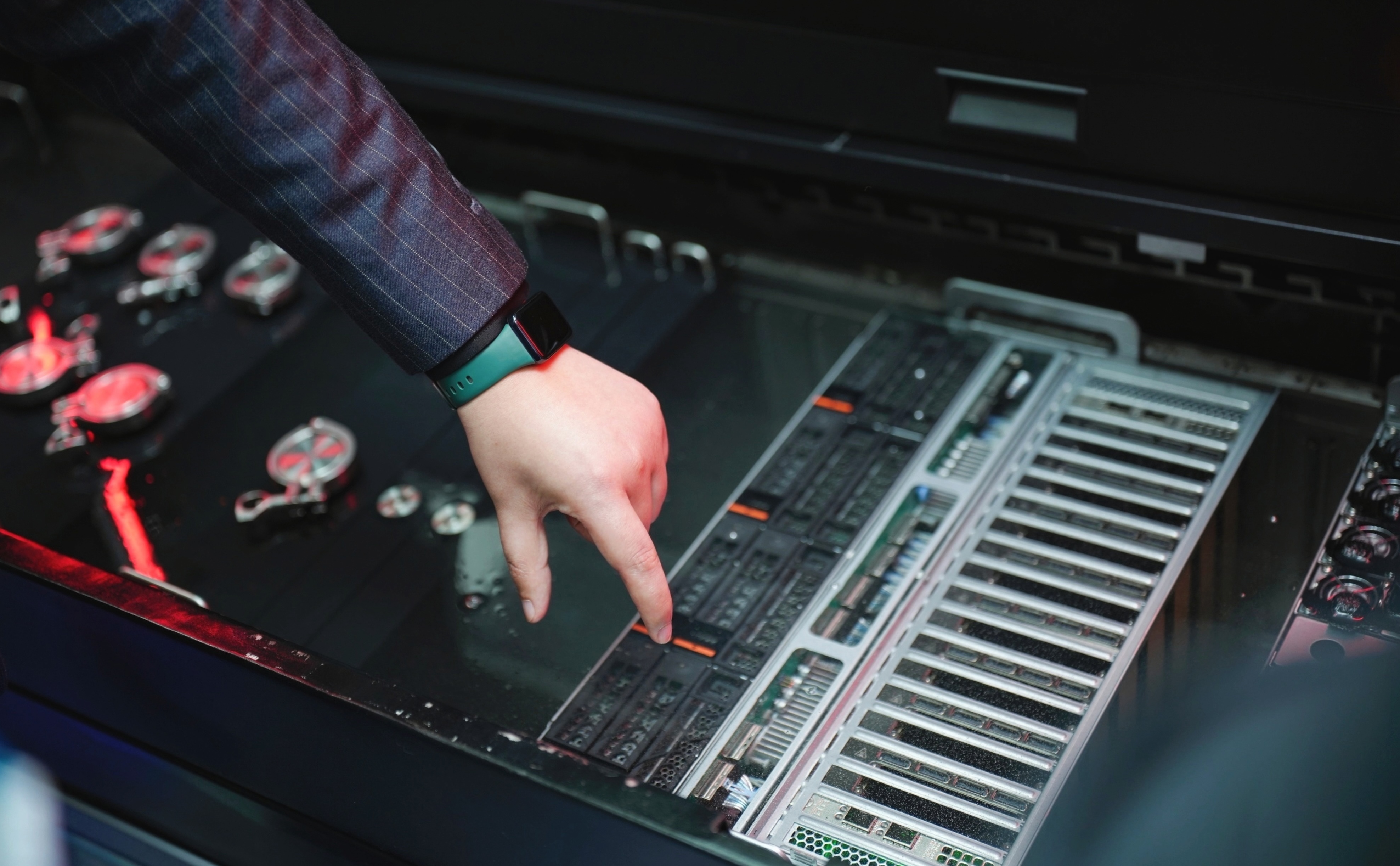 超微电脑5个月内大涨50%，全球AI数据中心液冷市场迎来新热潮