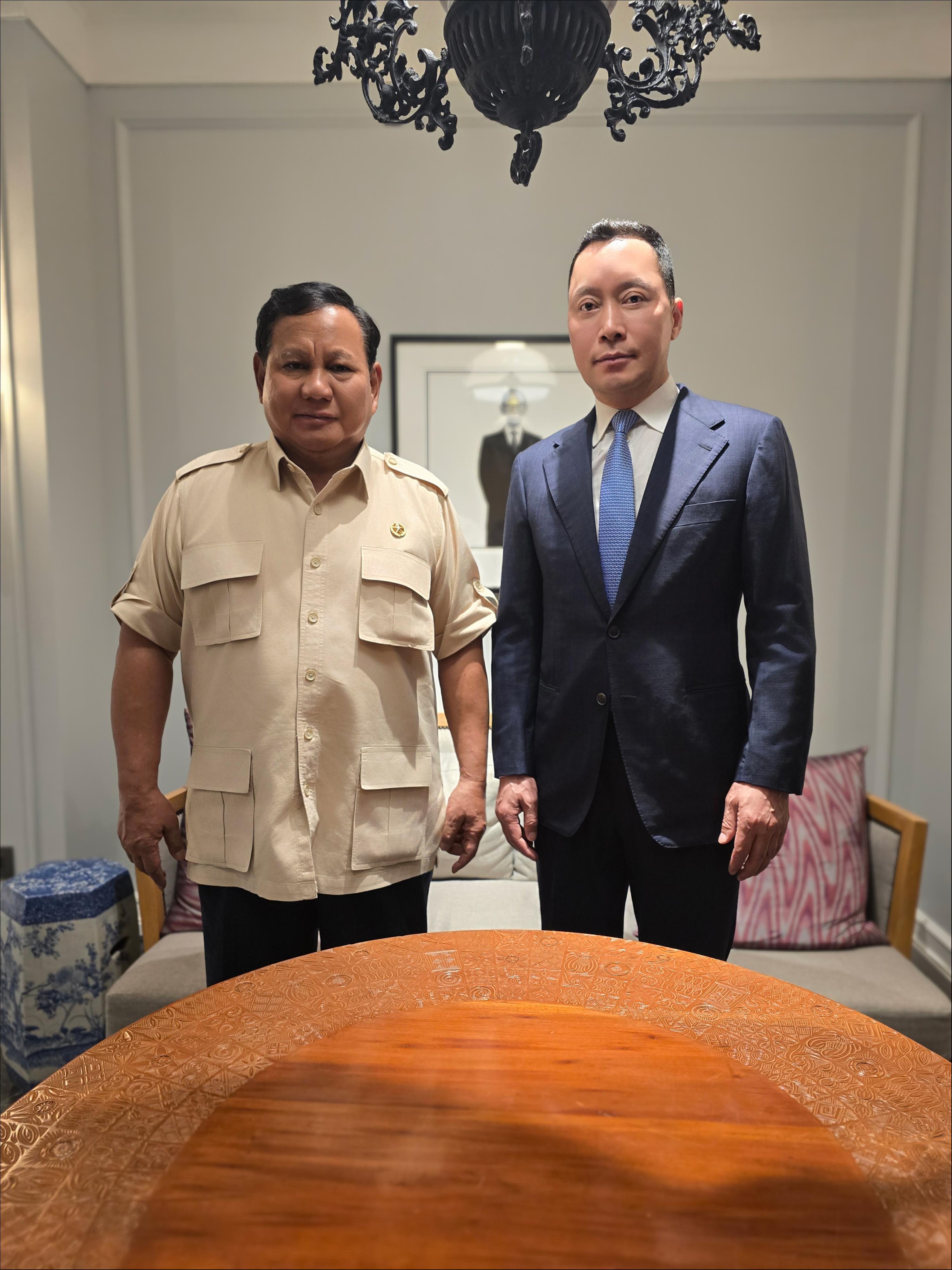 图注：印度尼西亚总统普拉博沃亲切接见了雅迪董事长董经贵