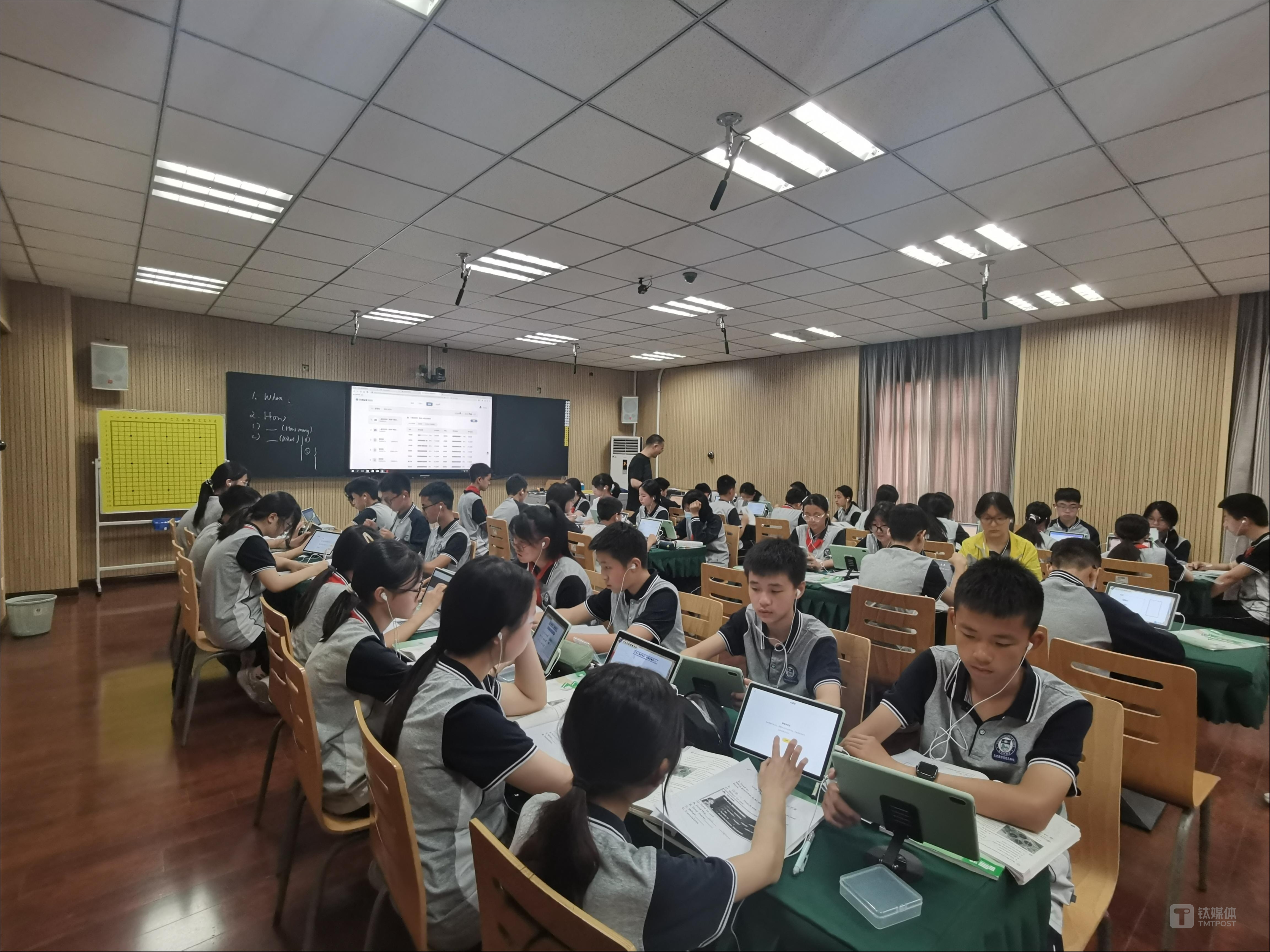 AI课堂真实场景，图片由洋葱学园提纲