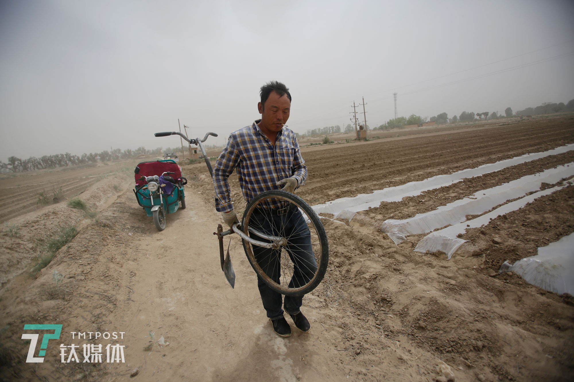 5月18日，六級(jí)風(fēng)給禮智村帶來(lái)了揚(yáng)沙天，迎向風(fēng)沙的瞬間，薛志明瞇起了眼睛。