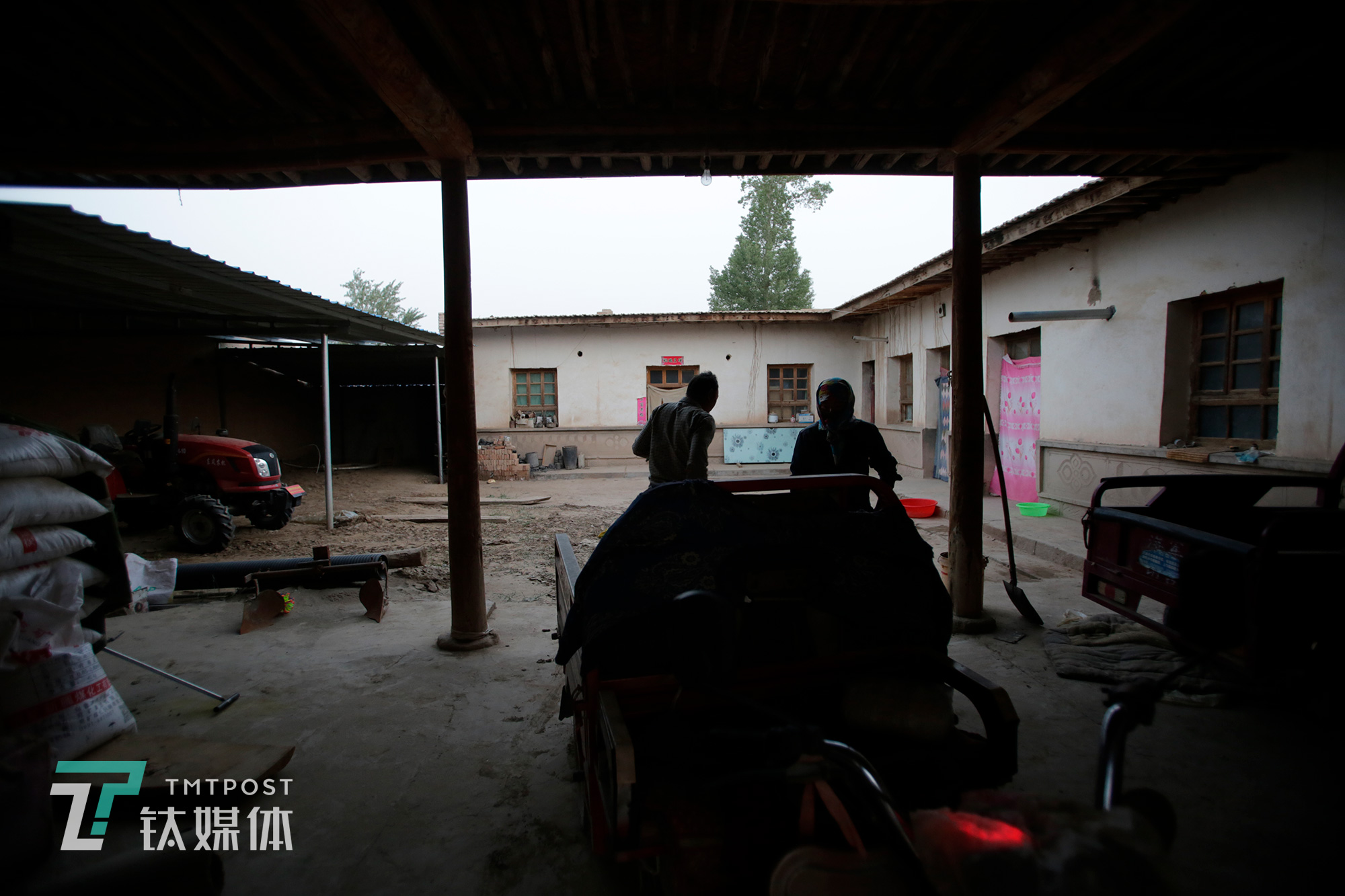 清晨，薛志明夫婦準(zhǔn)備下地干活。迎接他們的大考將在8月下旬到來(lái)。