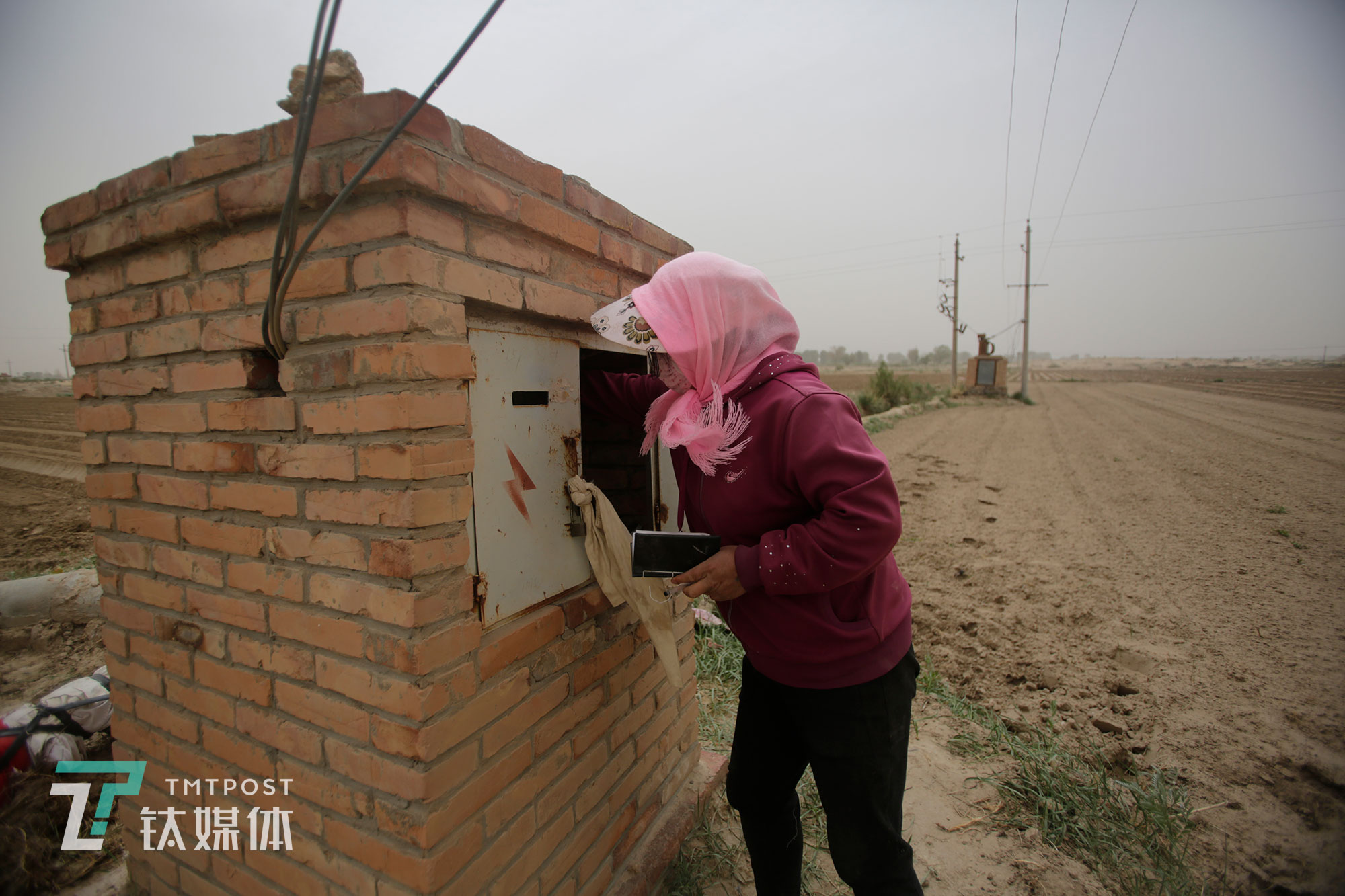 禮智村，一名瓜農(nóng)拉開(kāi)機(jī)井電閘抽水澆地。