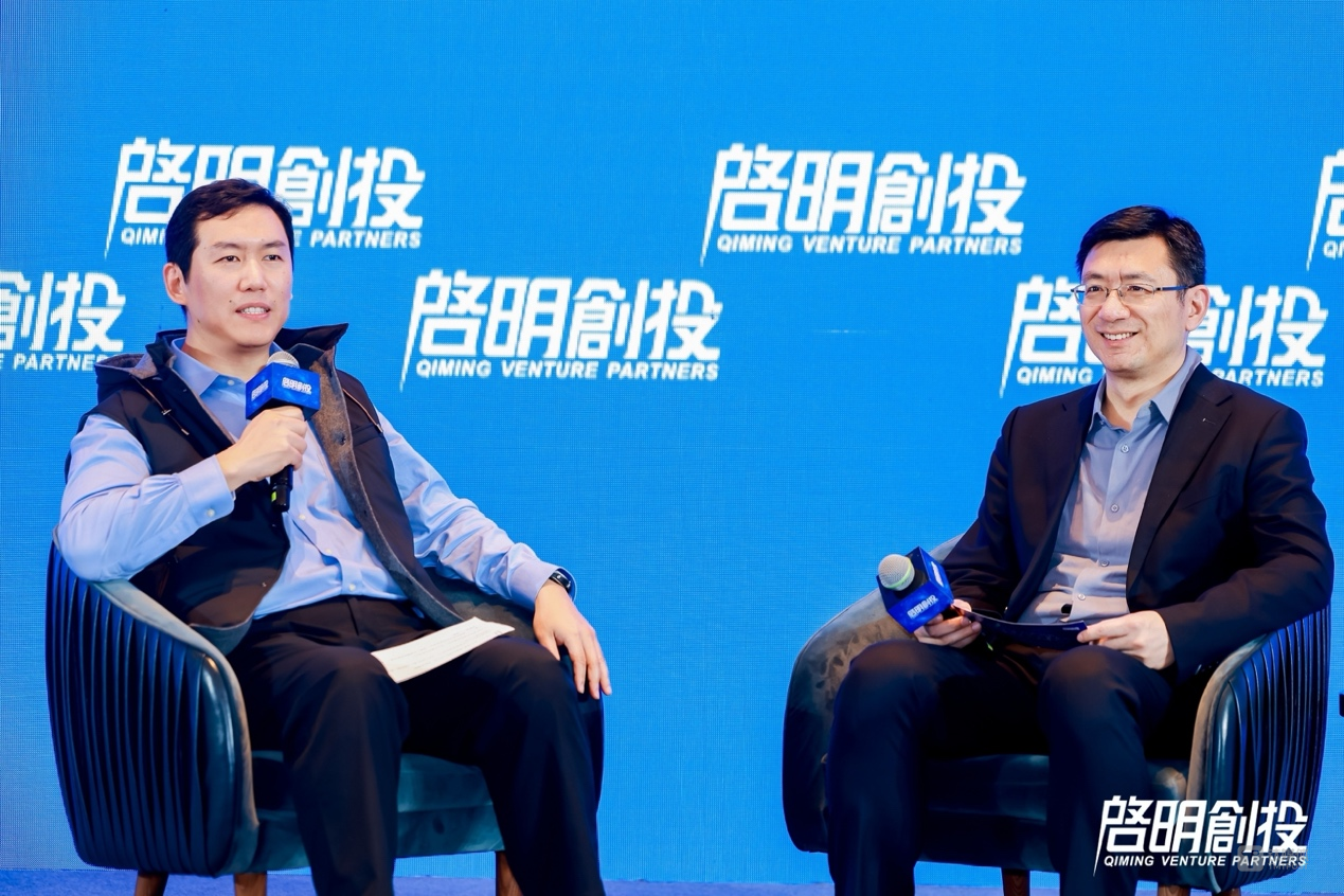 启明创投主管合伙人周志峰（左）与阶跃星辰创始人、首席执行官姜大昕（右）