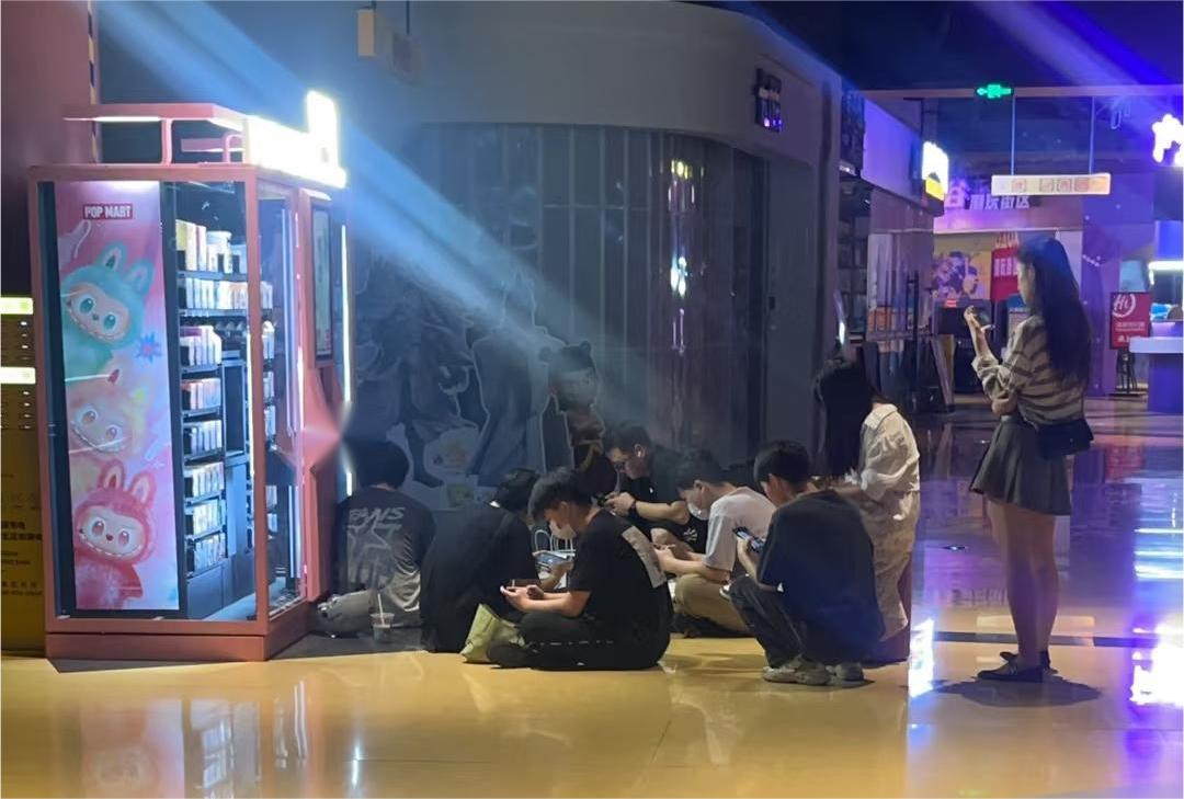百万拍卖、全球疯抢，Labubu如何成为一代顶流？