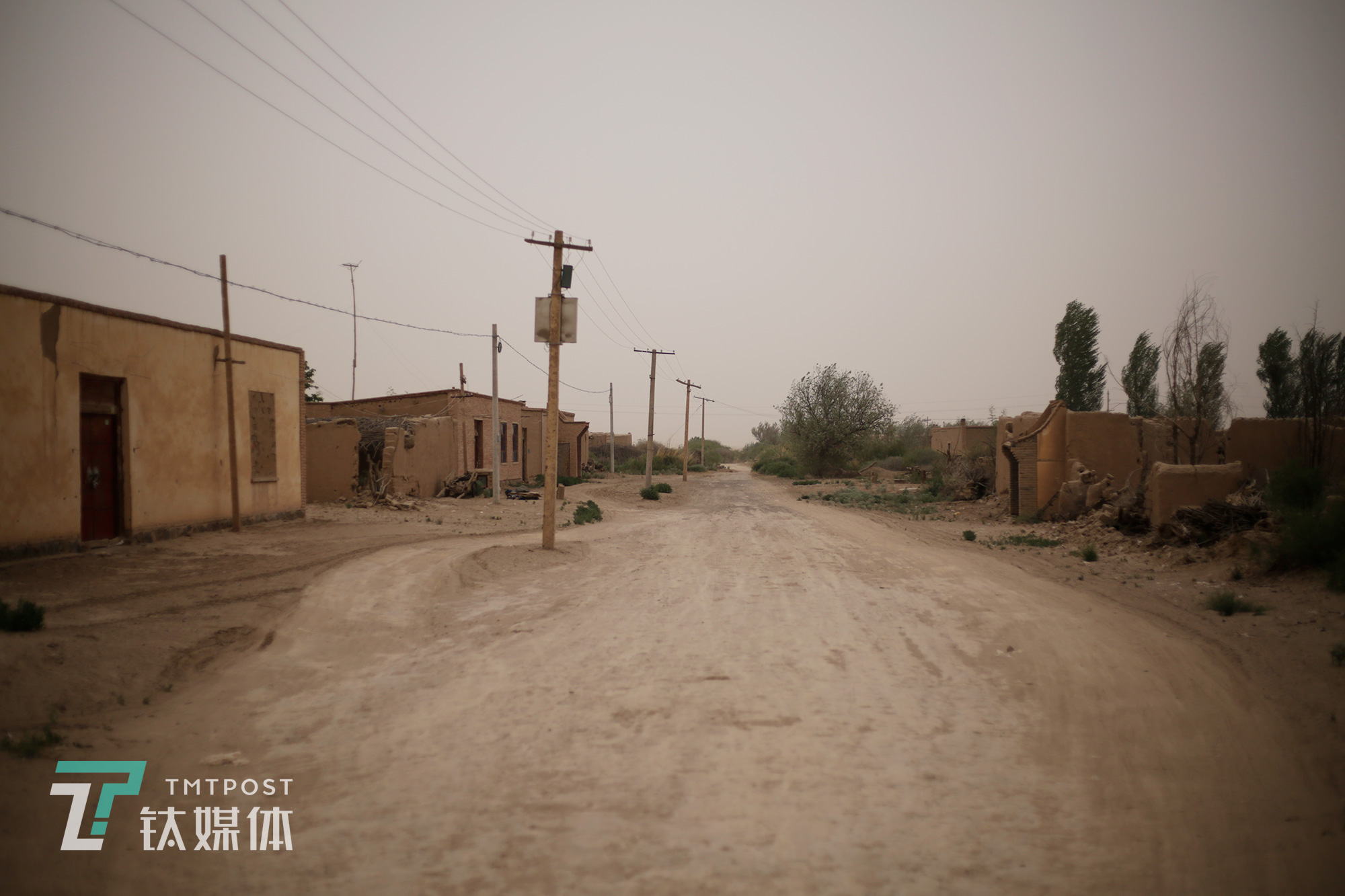 人口流失在這里已是不可避免的趨勢(shì)。附智村，一條村路兩旁，房屋已全部廢棄，在此居住的村民有的去了沙漠對(duì)面的內(nèi)蒙，有的去了民勤縣或甘肅其他地方。