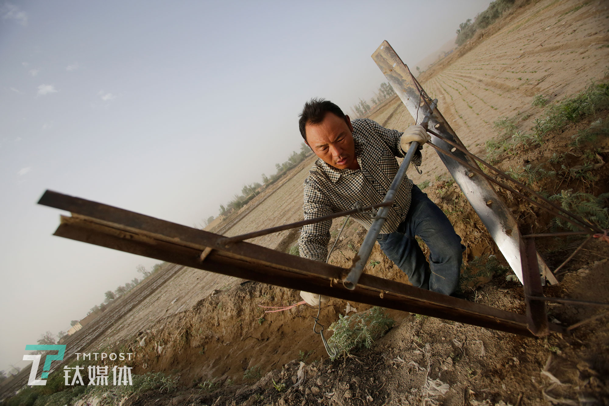 薛志明在清理刮楞子用的耙頭。這是一架手工焊制的鐵耙，薛志明的父輩們從前也是使用這種耙，只不過(guò)那時(shí)用的是木制的。