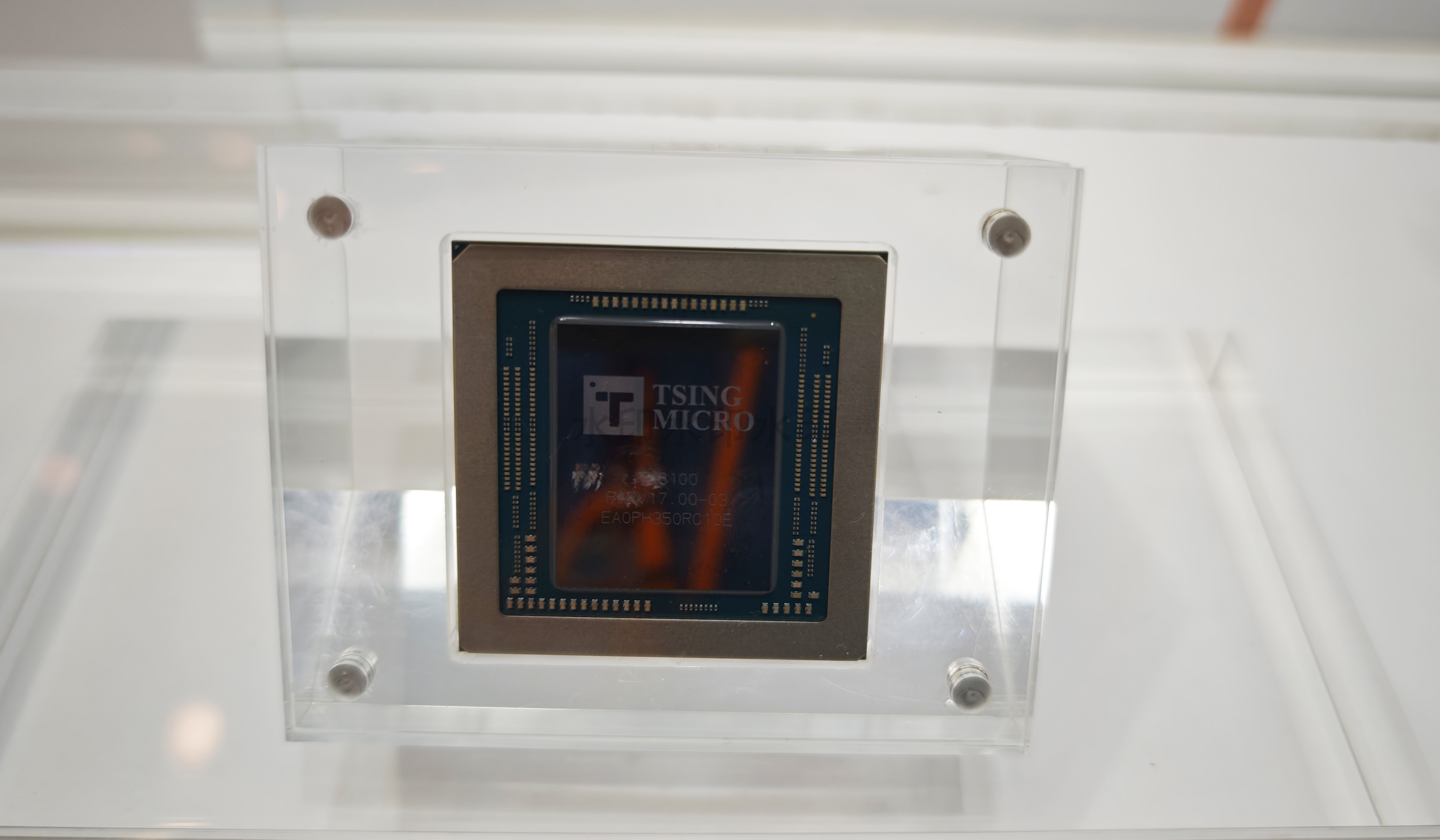 英伟达登顶市值第一，国产AI芯片如何用新技术突围算力封锁？