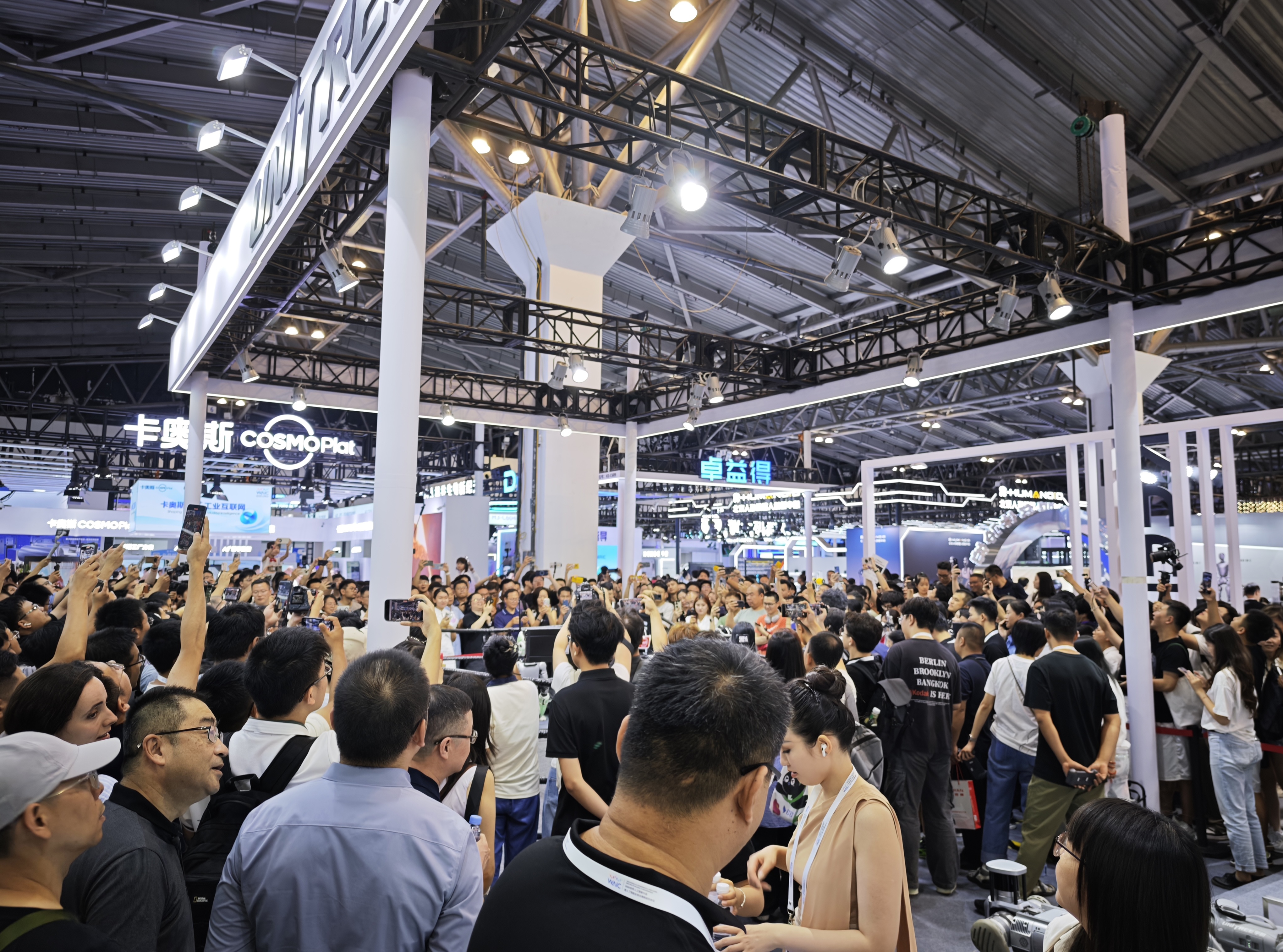 AI热爆了！日行3万步都跑不完WAIC，机器人展区水泄不通