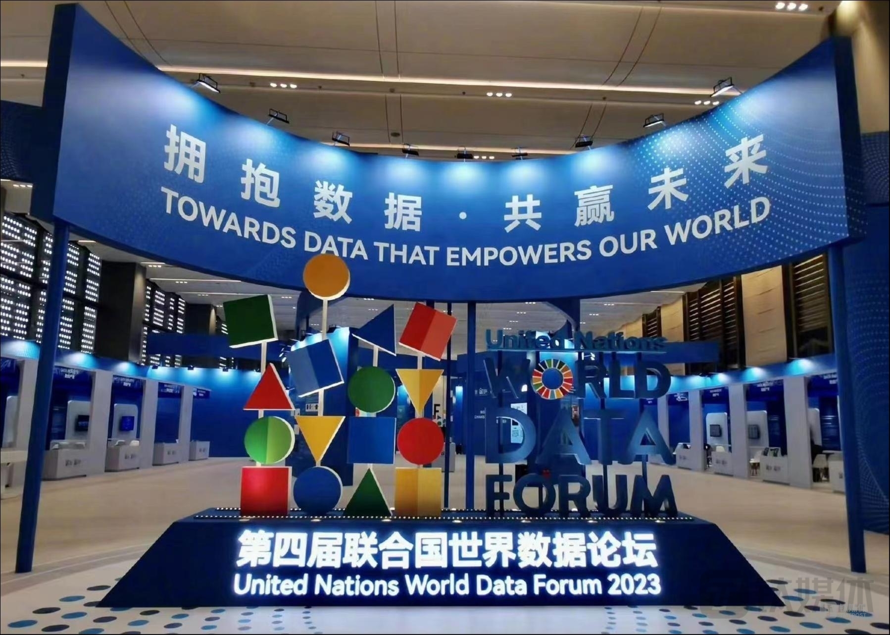 数商股高位蹦极背后：躁动的数据要素化元年 ｜钛媒体封面