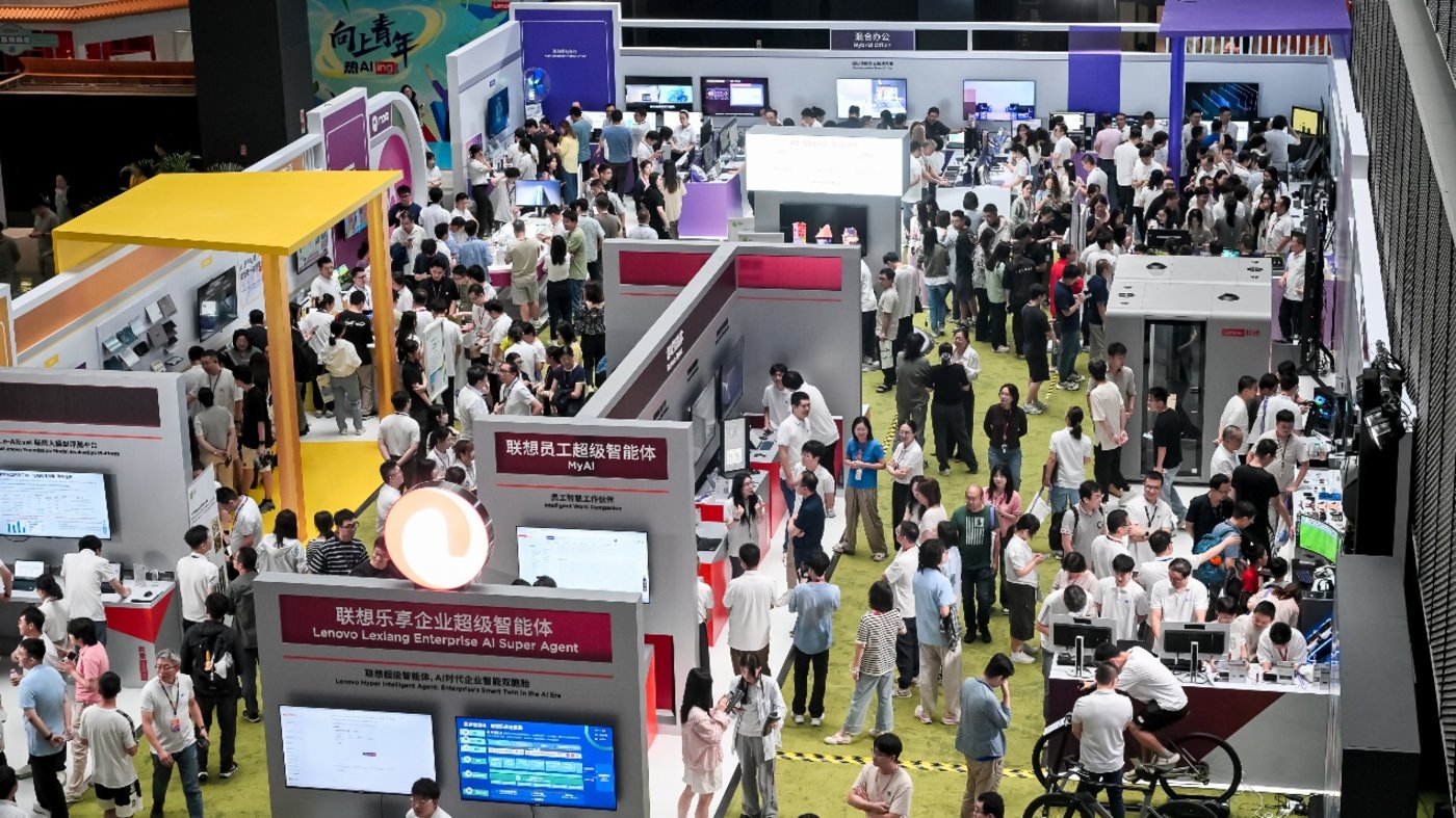 联想推出近200项AI产品与解决方案,AI PC销量占比达30% | 科技前线
