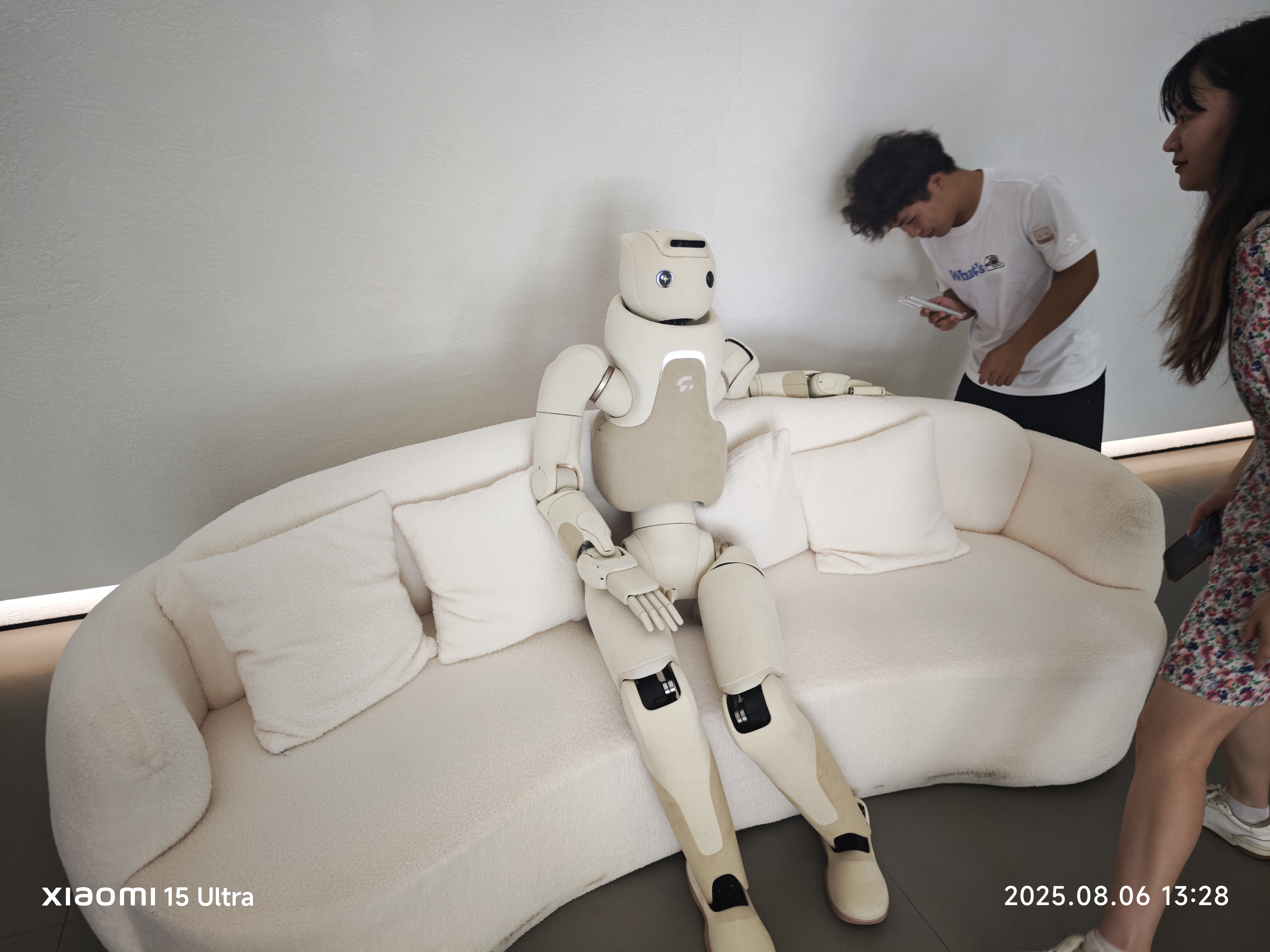 傅利叶发布陪伴式人形机器人GR-3，创始人顾捷：一年内行业发展加速3-5倍