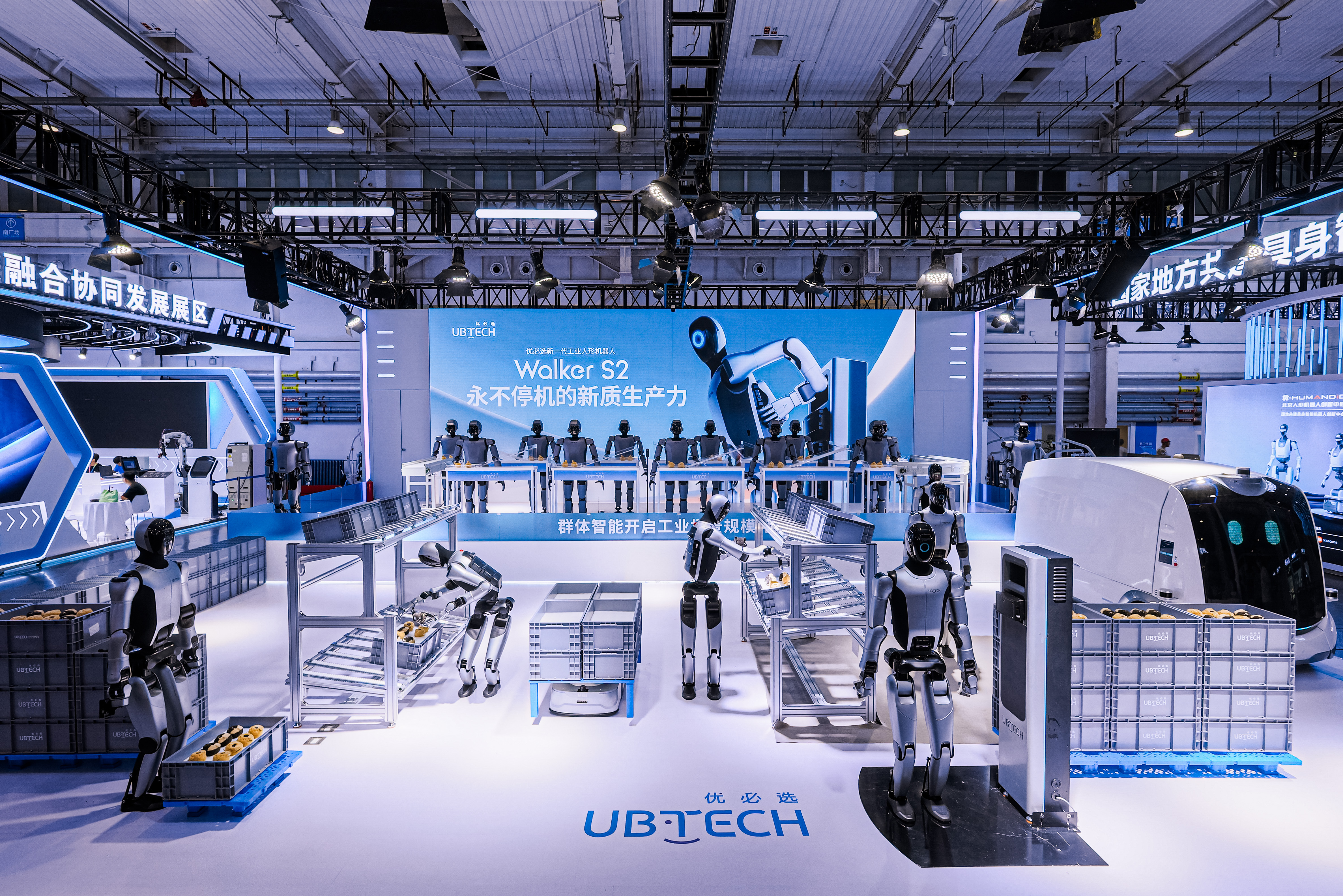 优必选展出五大人形机器人，首发自主换电补能方案 | WRC 2025