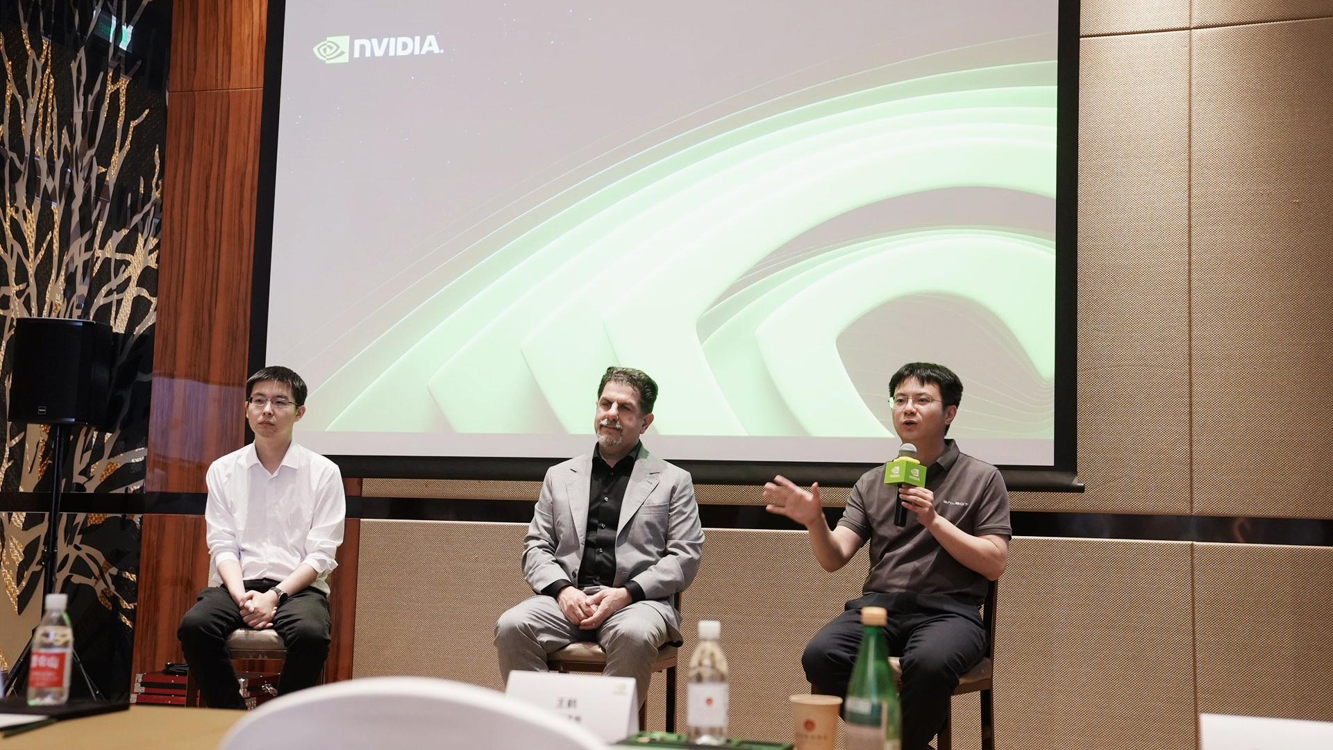王兴兴、银河通用王鹤与英伟达高管罕见同框：未来十年人形机器人产值将超千亿