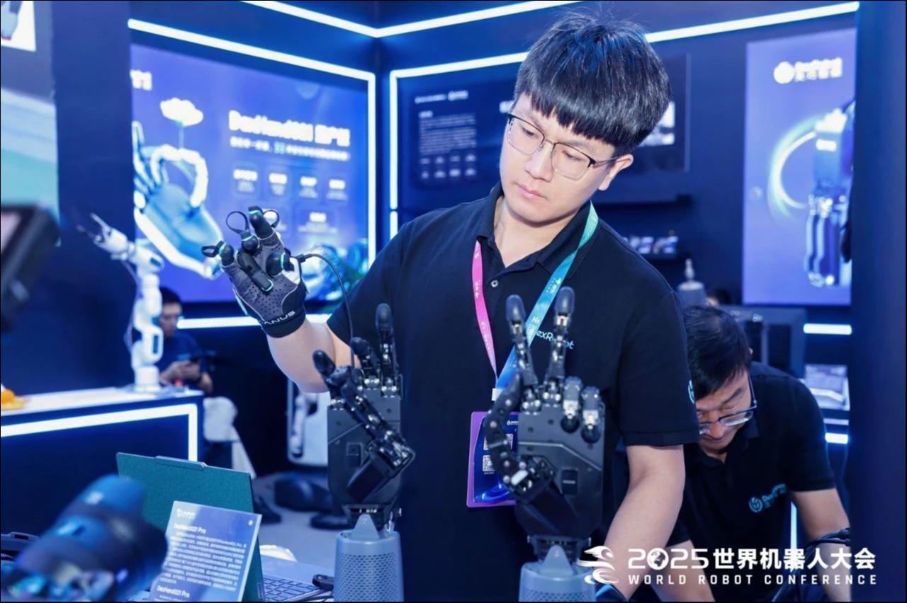 灵巧智能CEO周晨：灵巧手的终局不是参数堆砌，而是真正解放人类双手
