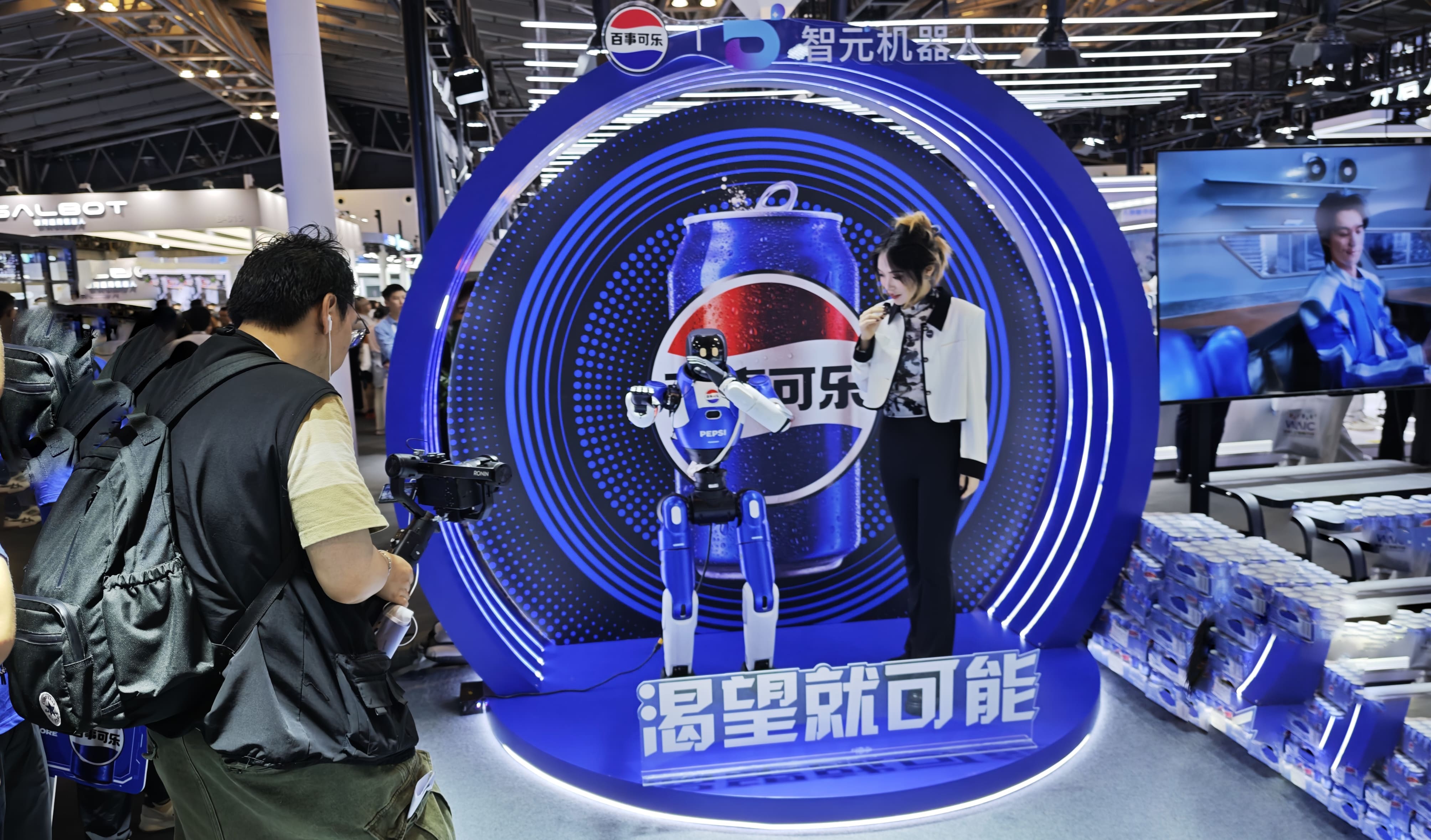 对话智元王闯：机器人硬件不是“瓶颈”，未来1-2年人形机器人技术不会收敛