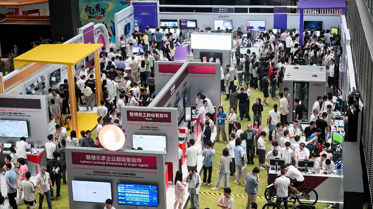 联想推出近200项AI产品与解决方案，AI PC销量占比达30% | 科技前线