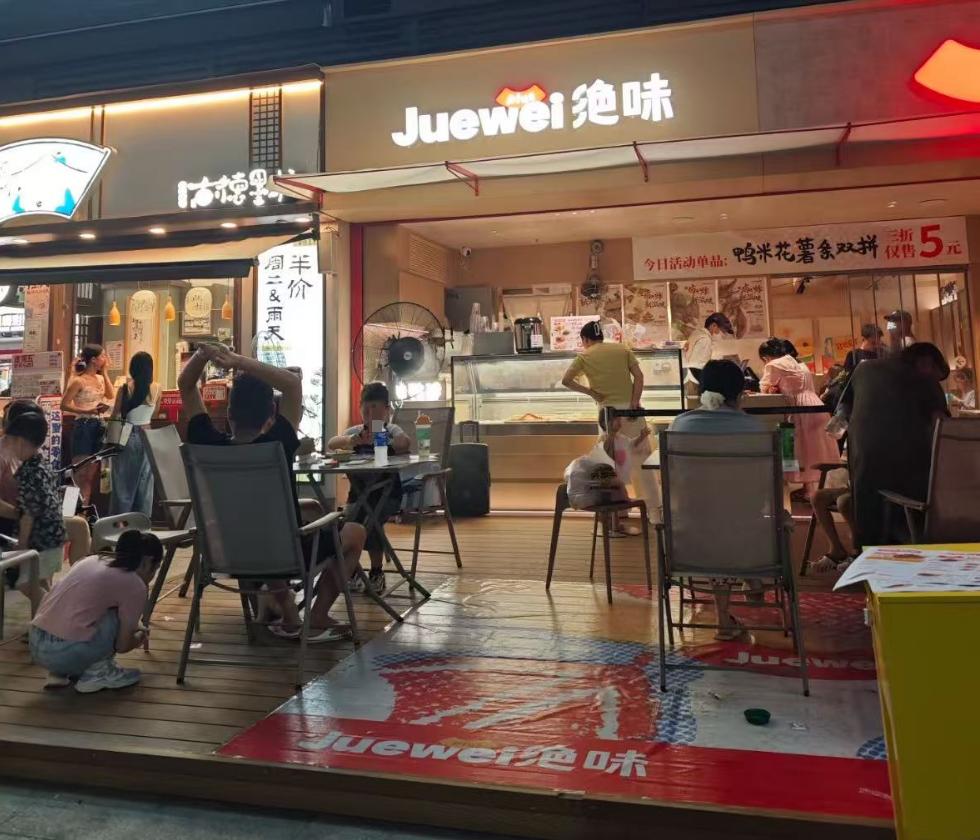 卤味巨头，集体下场“开餐饮店”