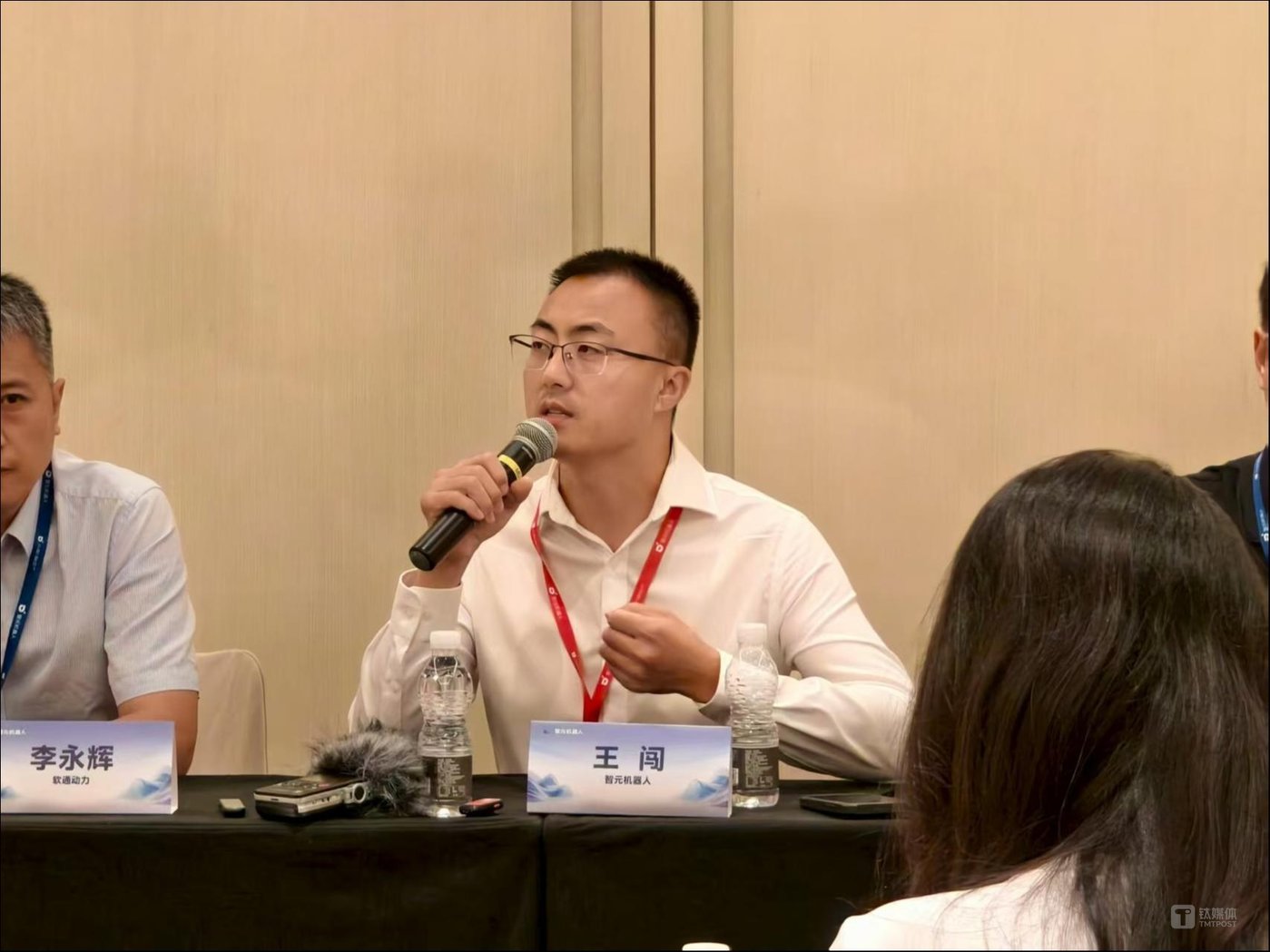 对话智元王闯:机器人硬件不是“瓶颈”,未来1-2年人形机器人技术不会收敛