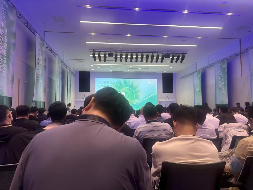 无招回归钉钉145天，想用表格卷「死」对手