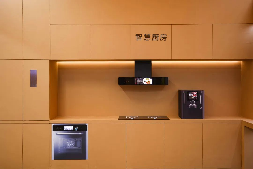 AI上显示| 维信诺以“2+3+4”全矩阵亮相DIC 2025