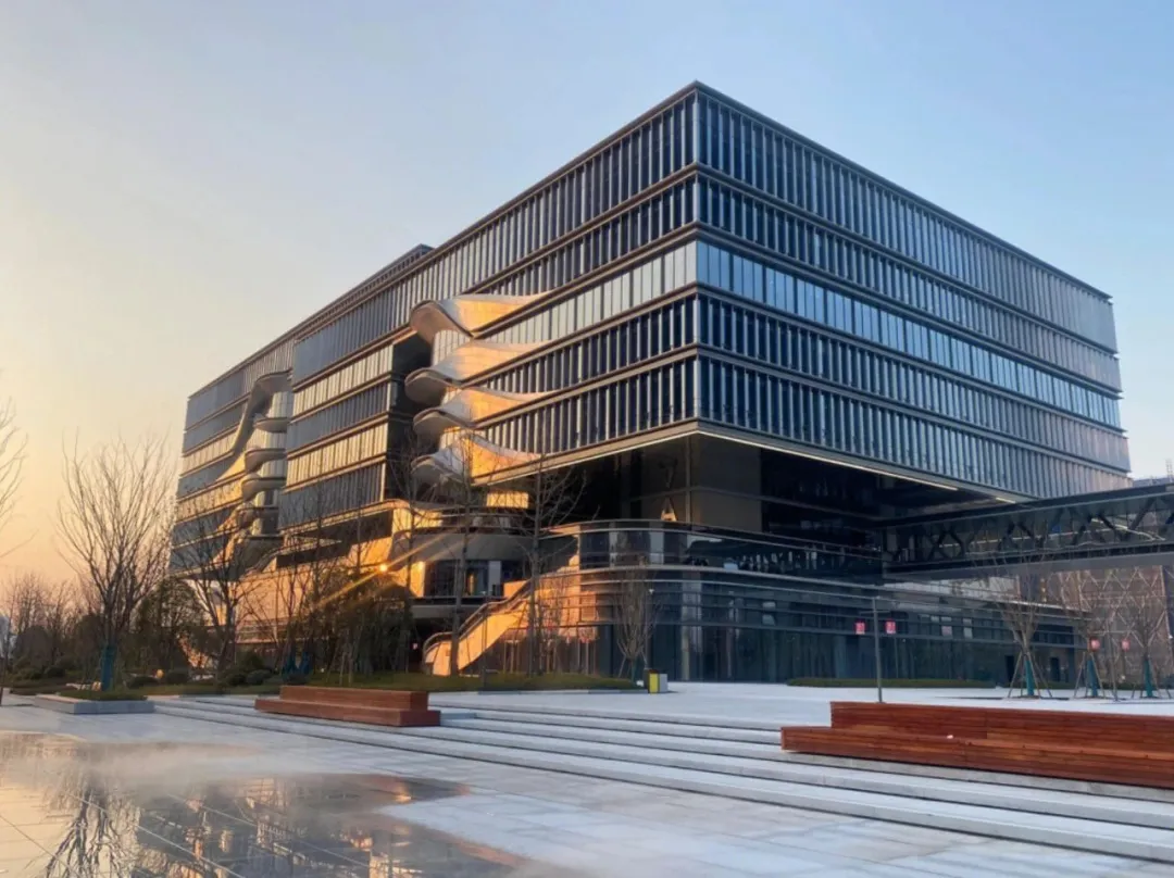 3个月挤780+剧组，食宿全免、帮组团队、投资短剧，拍摄基地有多卷？