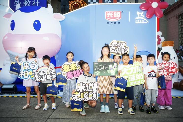 光明乳业再度携手上海书展，“乳品+文化”共筑美好生活新图景