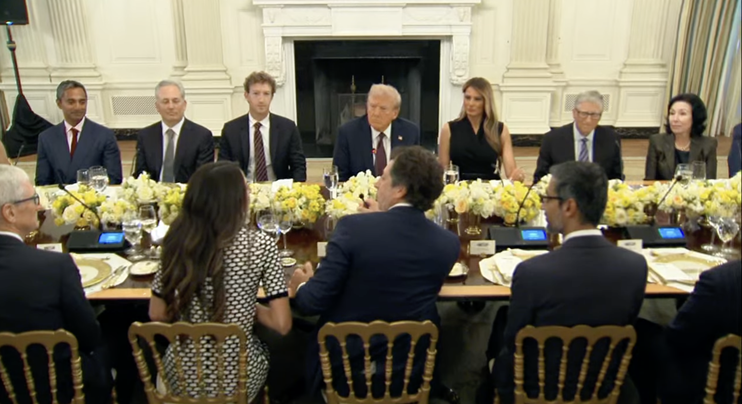 特朗普与比尔盖茨、库克等共进晚餐，重申将对中国等征收可观的芯片关税