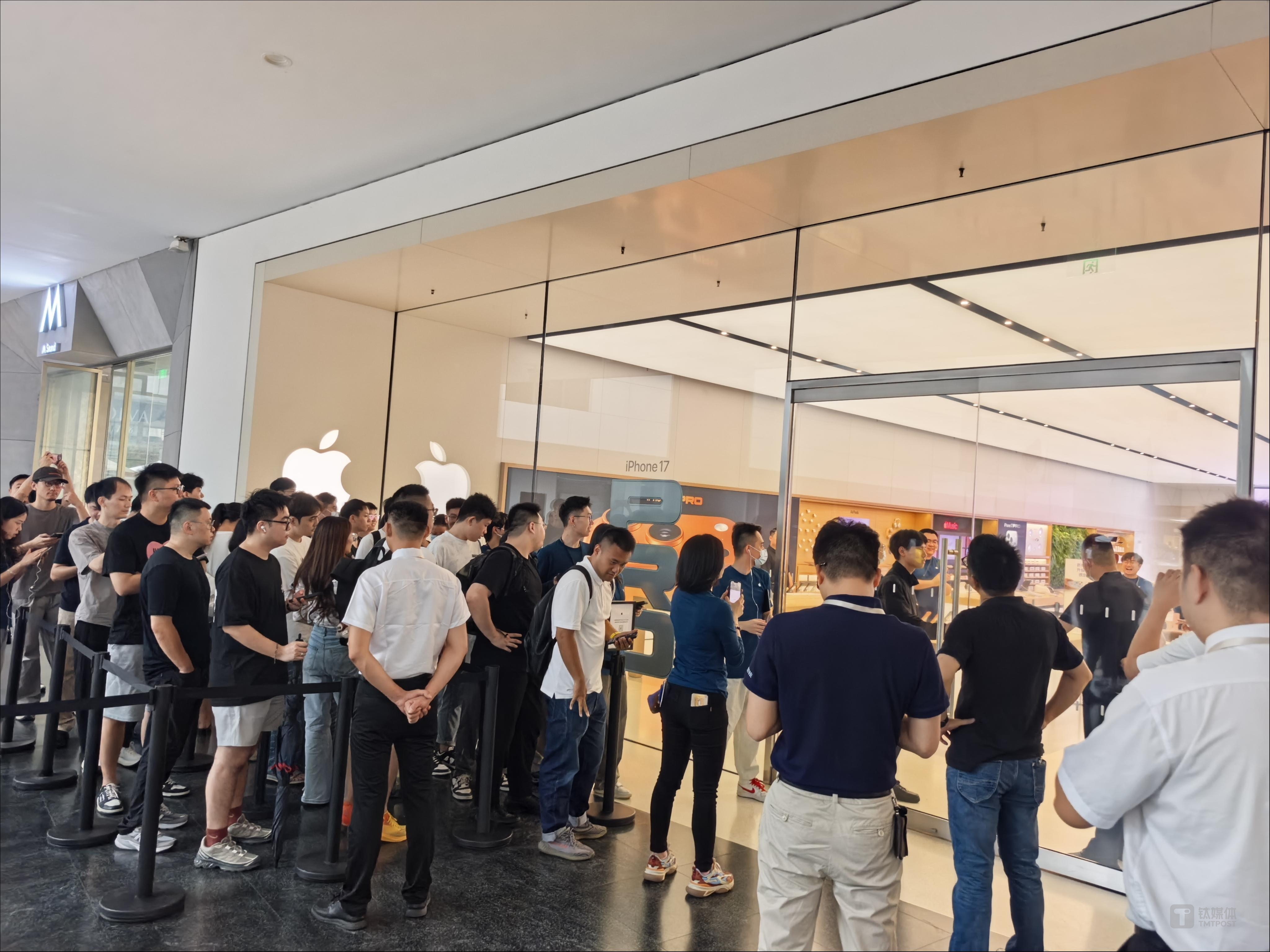 直击iPhone17系列开售：最高溢价700元，蓝色不受宠，标准版也得加价