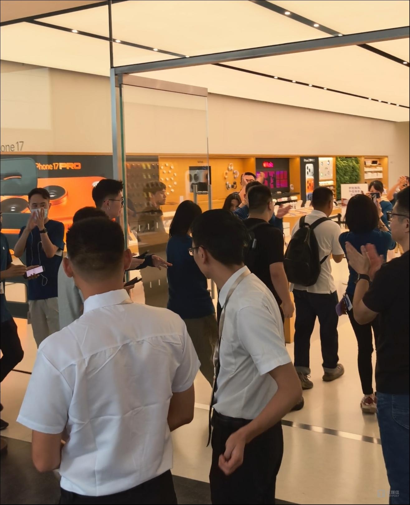 直击iPhone17系列开售：最高溢价700元，蓝色不受宠，标准版也得加价