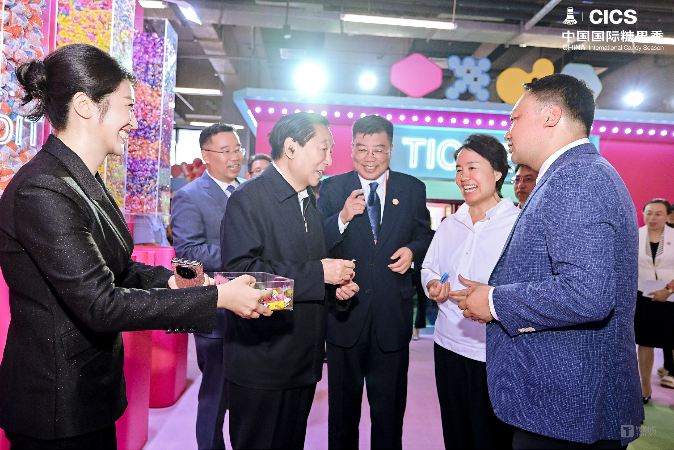 与会嘉宾在&ldquo;中国国际糖果季&rdquo;活动现场参观