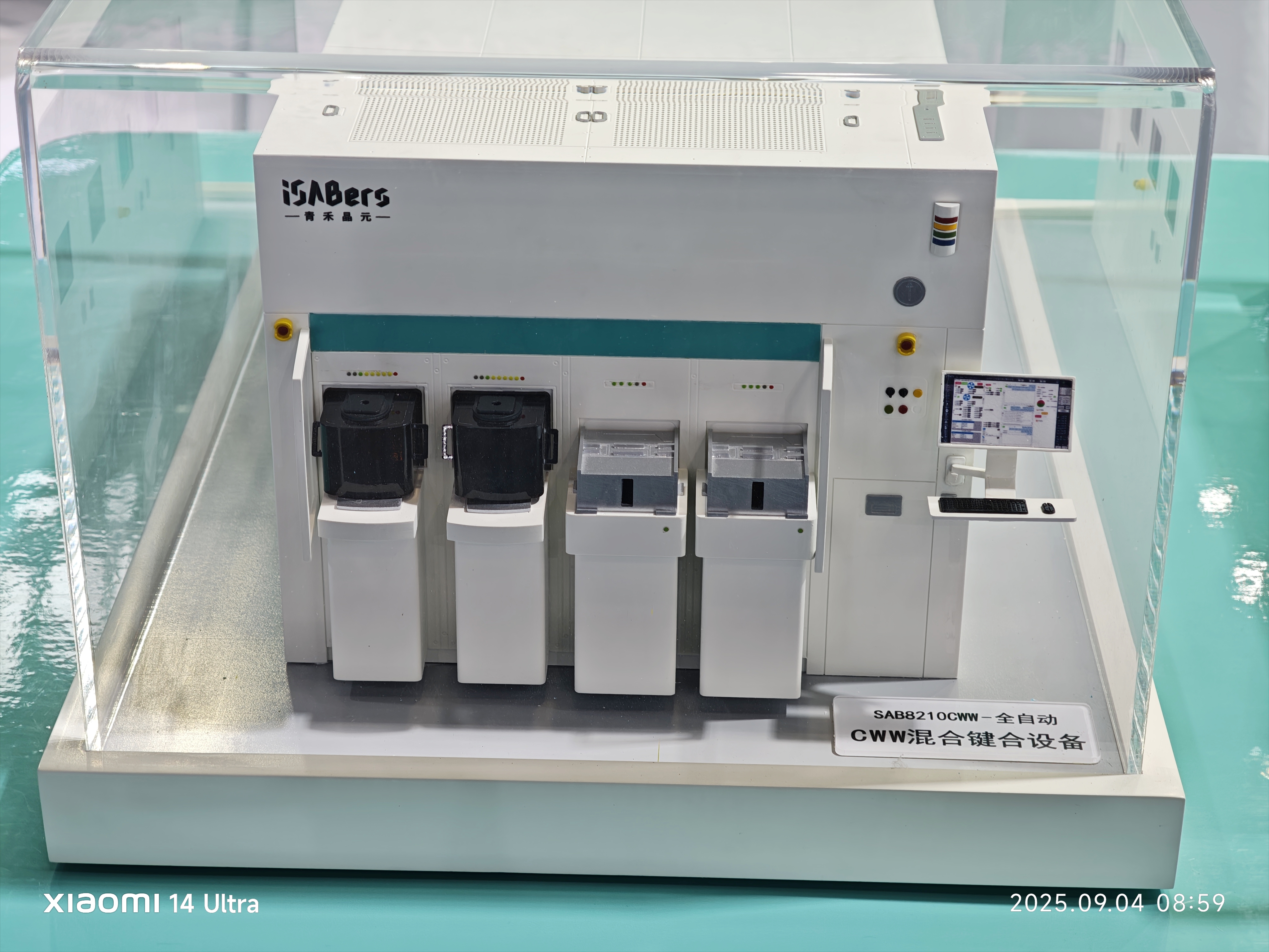 （图片来源：半导体混合键合设备模型，拍摄自2025半导体设备年会期间）