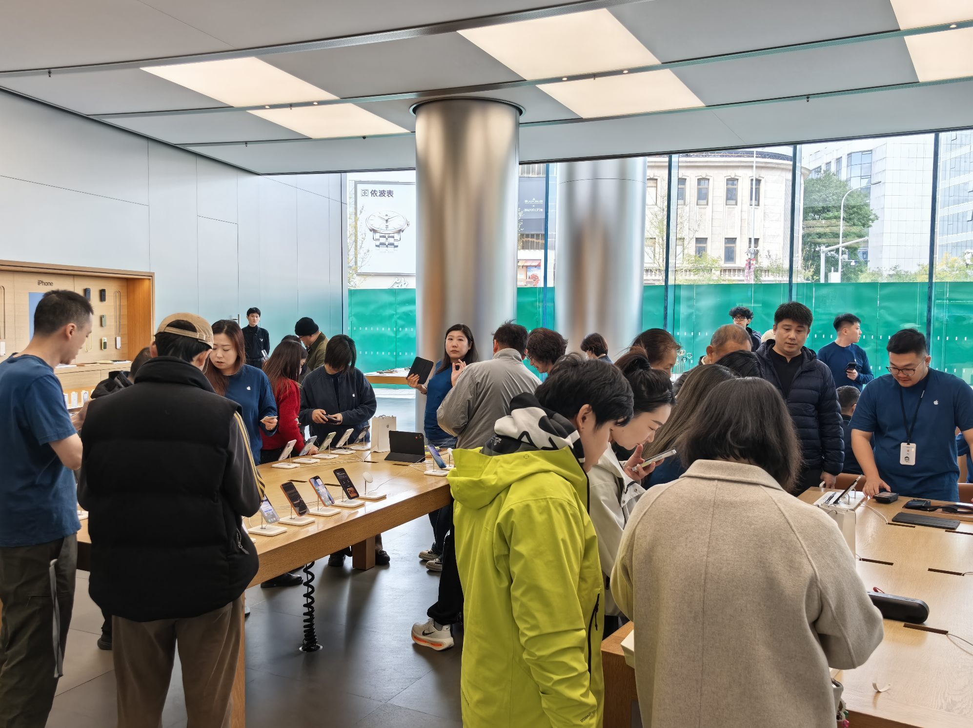 直击iPhone Air发售现场：开售即破发，小众“偏科生”难突围
