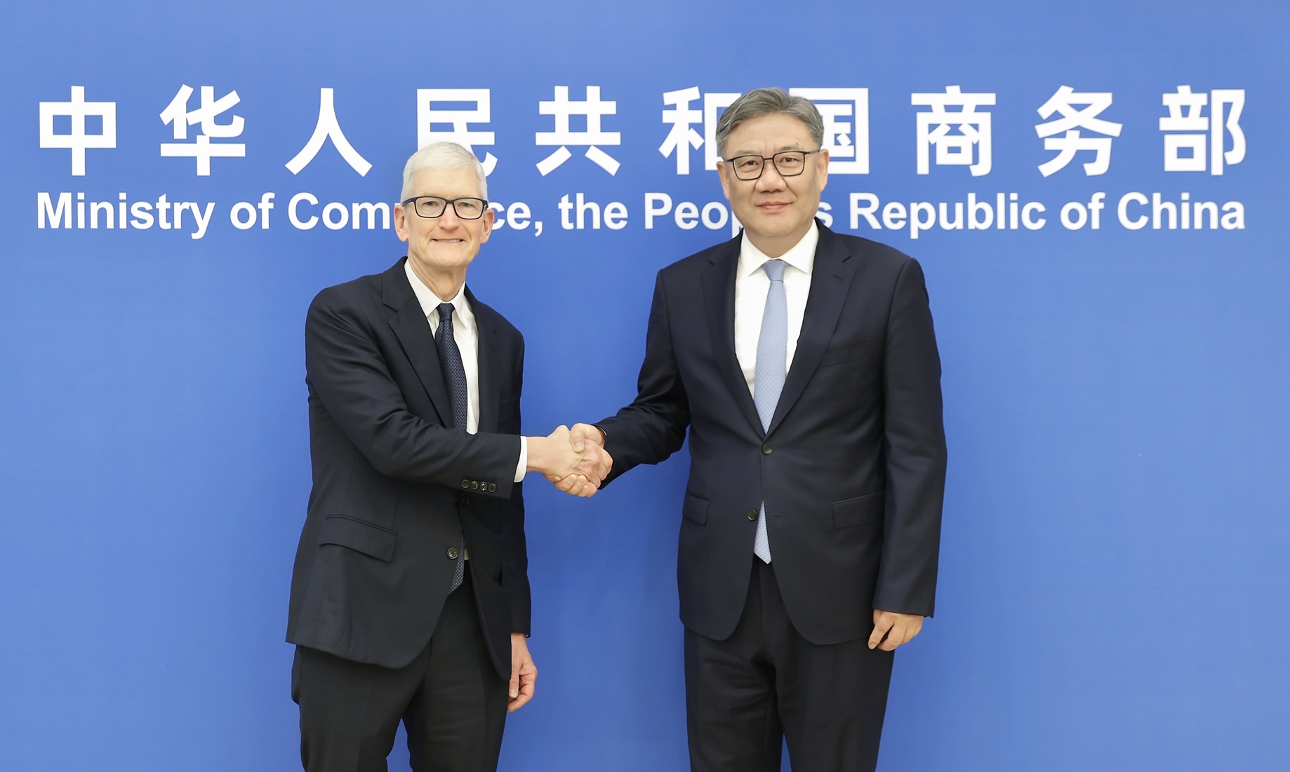 Tim Cook Tells Chinese Commerce Minister Apple Ready to Help Promote China-U.S. Cooperation