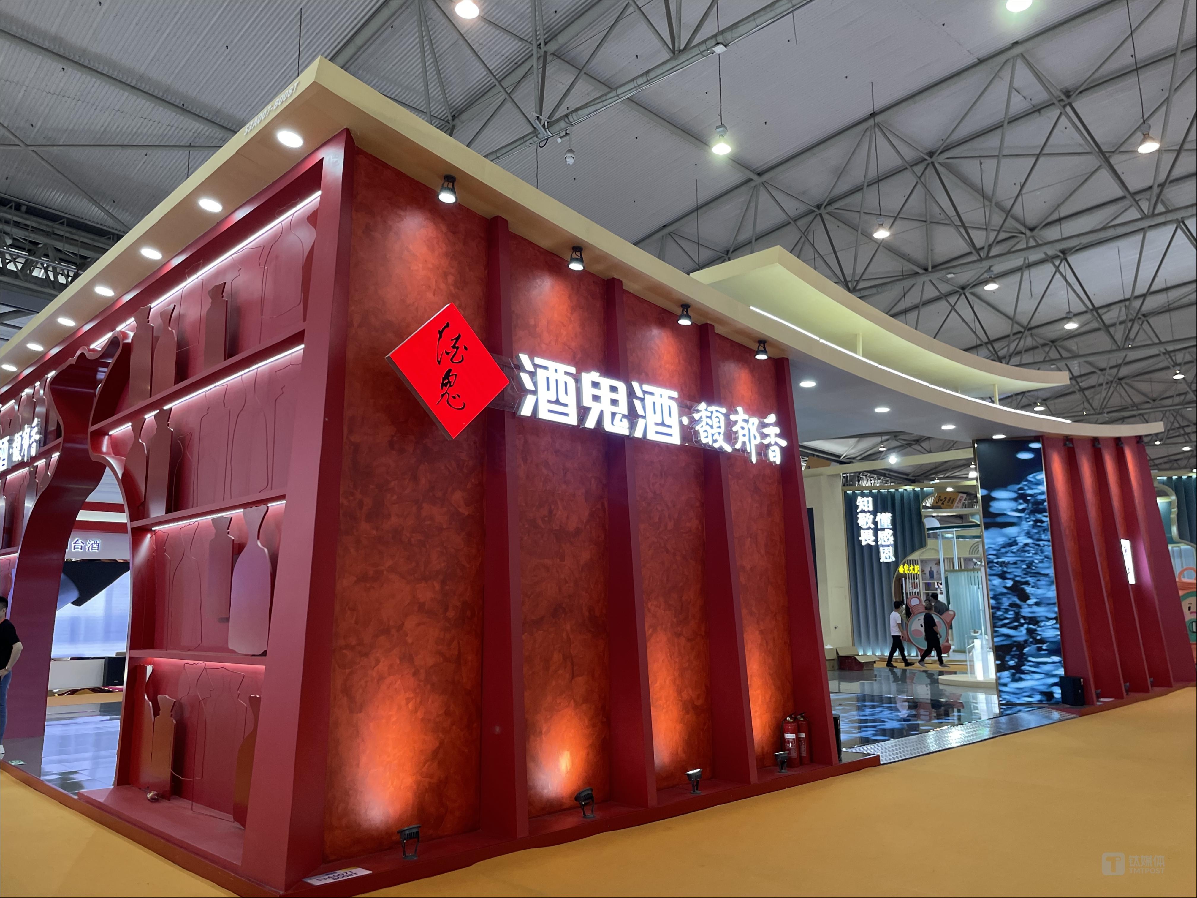 “胖东来效应”难抵行业寒潮：酒鬼酒三季报续亏，现金流骤降六成｜看财报