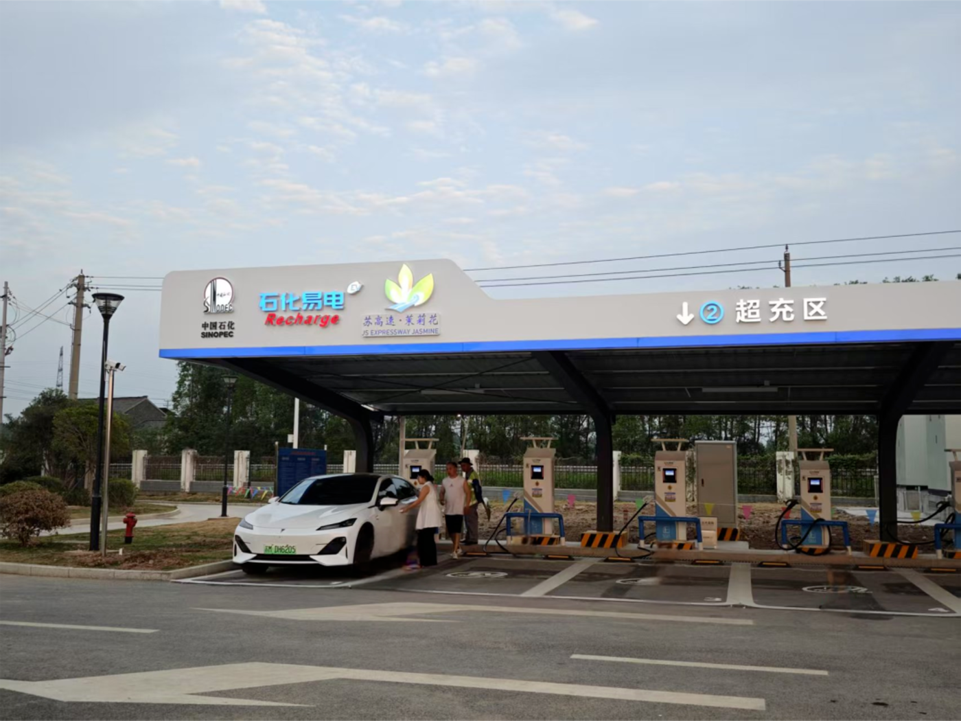 他们使出了九牛二虎之力,“电动爹”仍靠打架抢高速充电桩