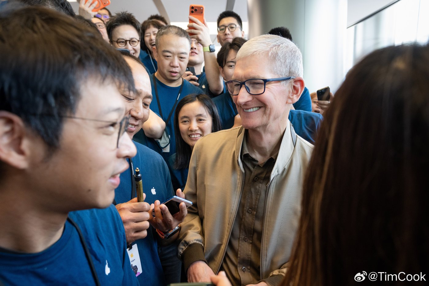 没有AI也能赢,iPhone托起了苹果的四万亿美金市值